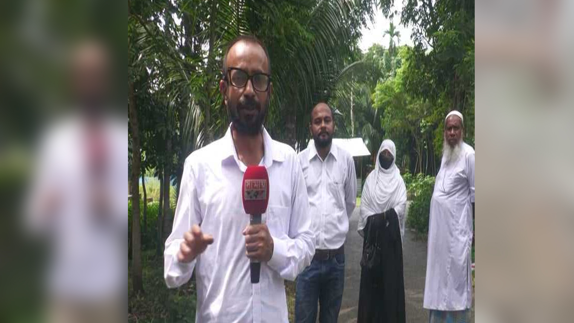 সাক্ষাৎকারে সাপ নিয়ে কথা বলার সময় ফণা তুলে তেড়ে এলো বিষধর সাপ!