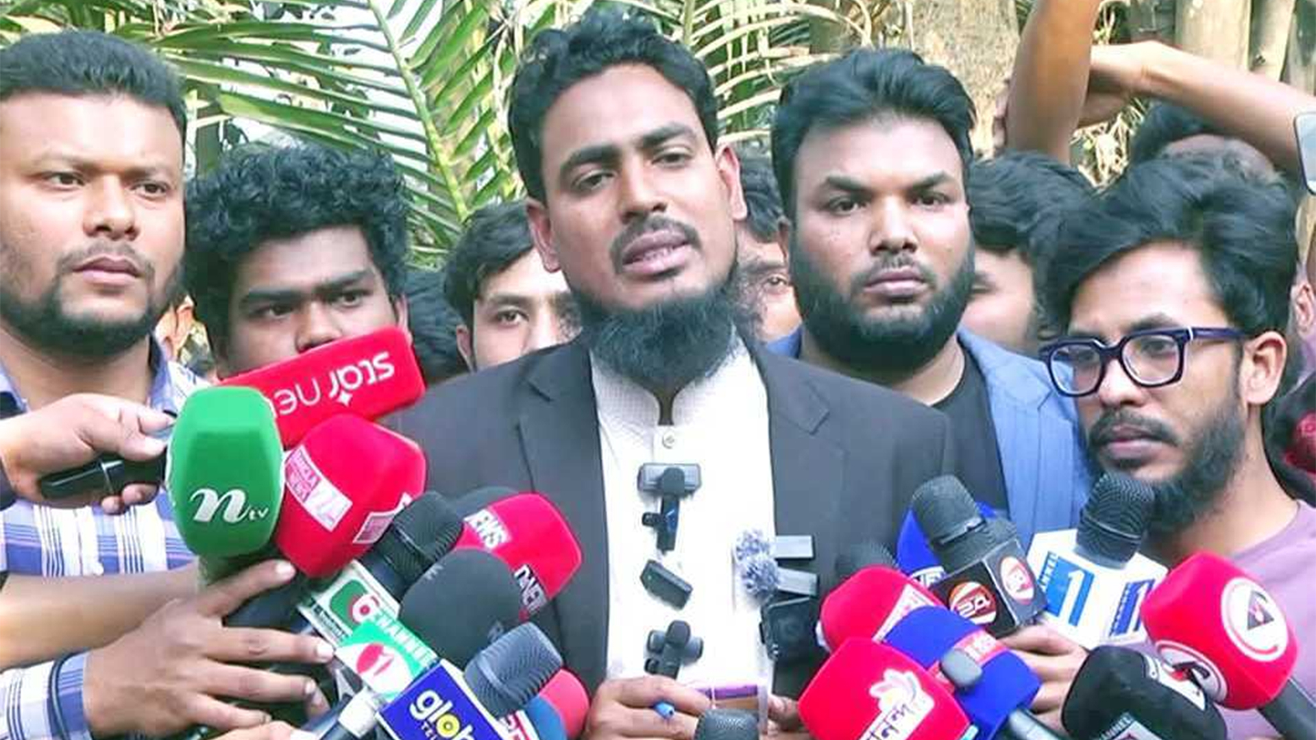 প্রশাসন সবসময় ক্ষমতাসীনদের তুষ্ট রাখতে মনোযোগী থাকে: আখতার