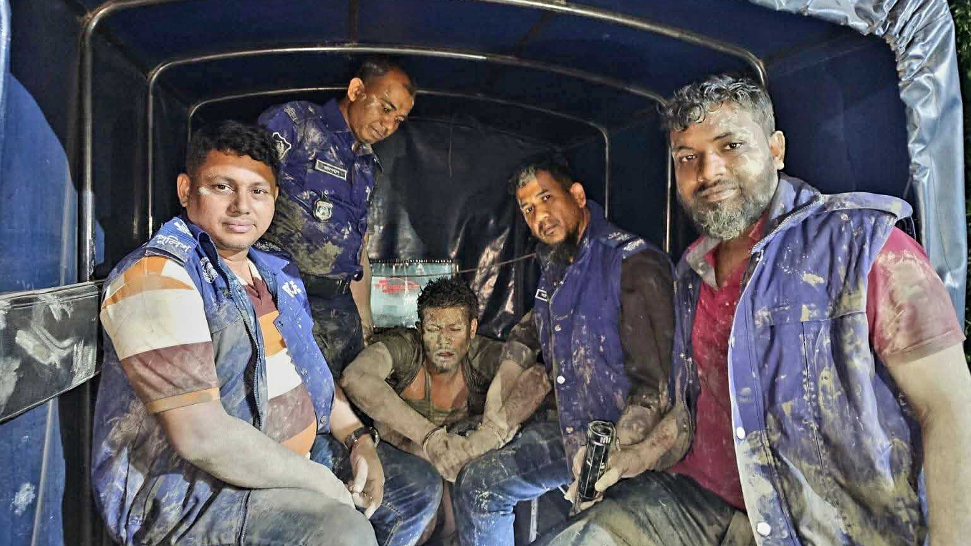 জমি থেকে কর্দমাক্ত হয়ে ডাকাত ধরল পুলিশ সদস্যরা