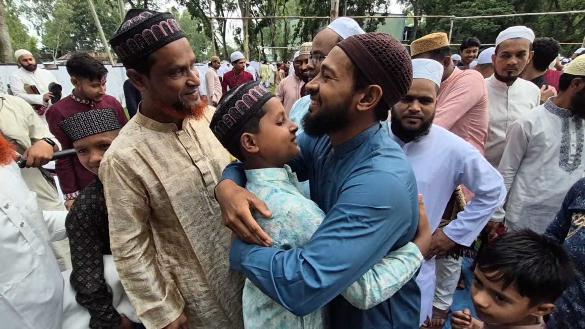 বগুড়ায় ঈদ জামায়াতে ক্রিকেটার মুশফিকুর রহিম