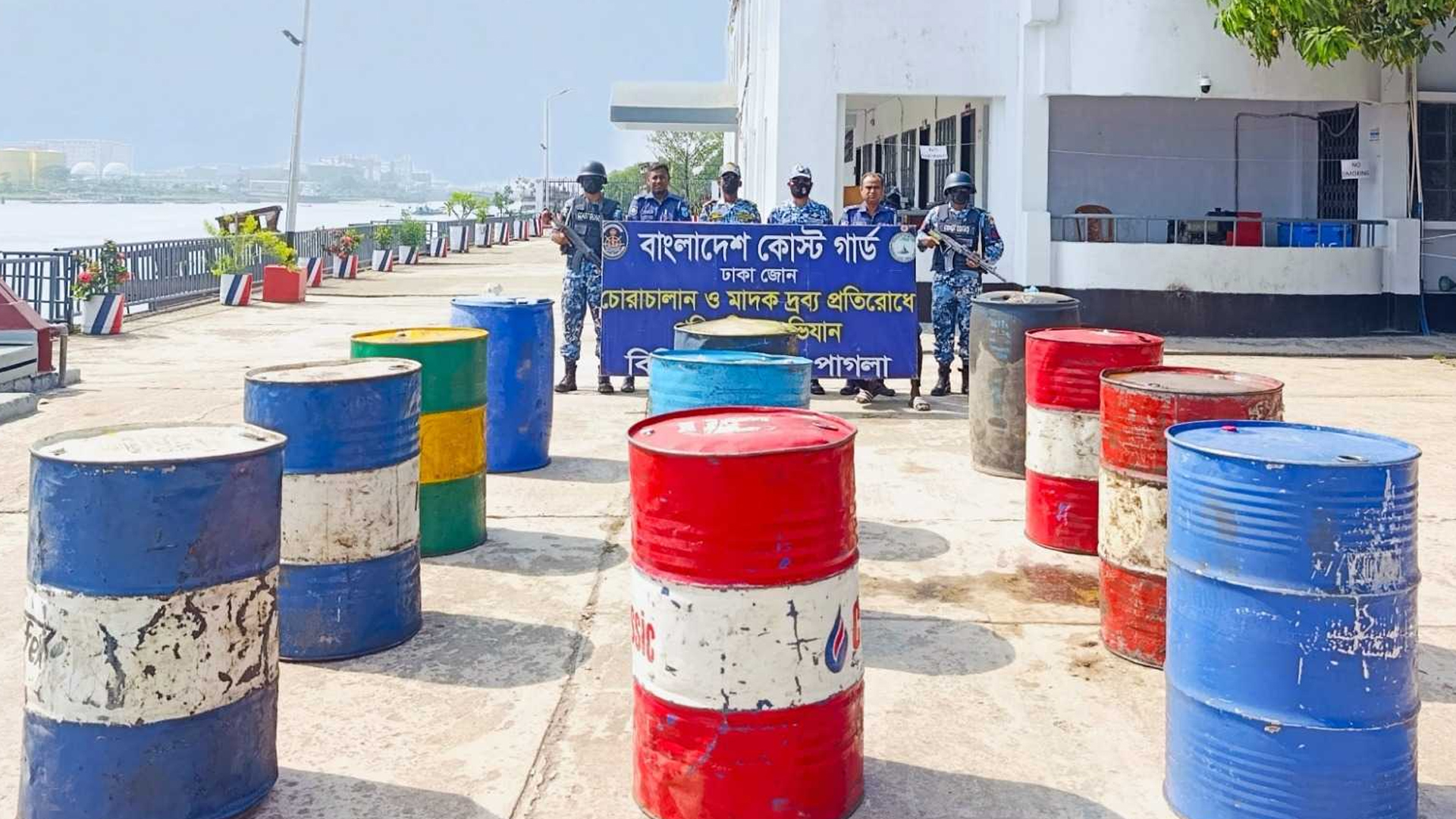 নারায়ণগঞ্জে অবৈধভাবে মজুত করা ২২০০ লিটার জ্বালানি তেল জব্দ