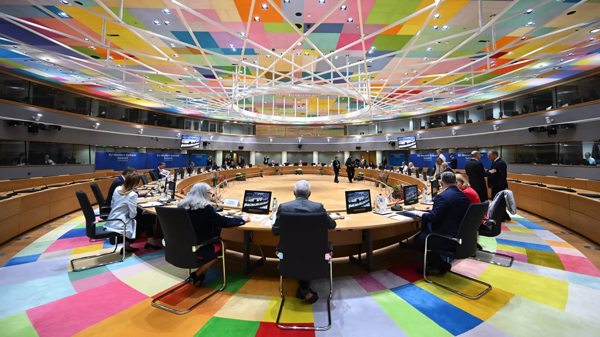 European leaders set to hold emergency summit