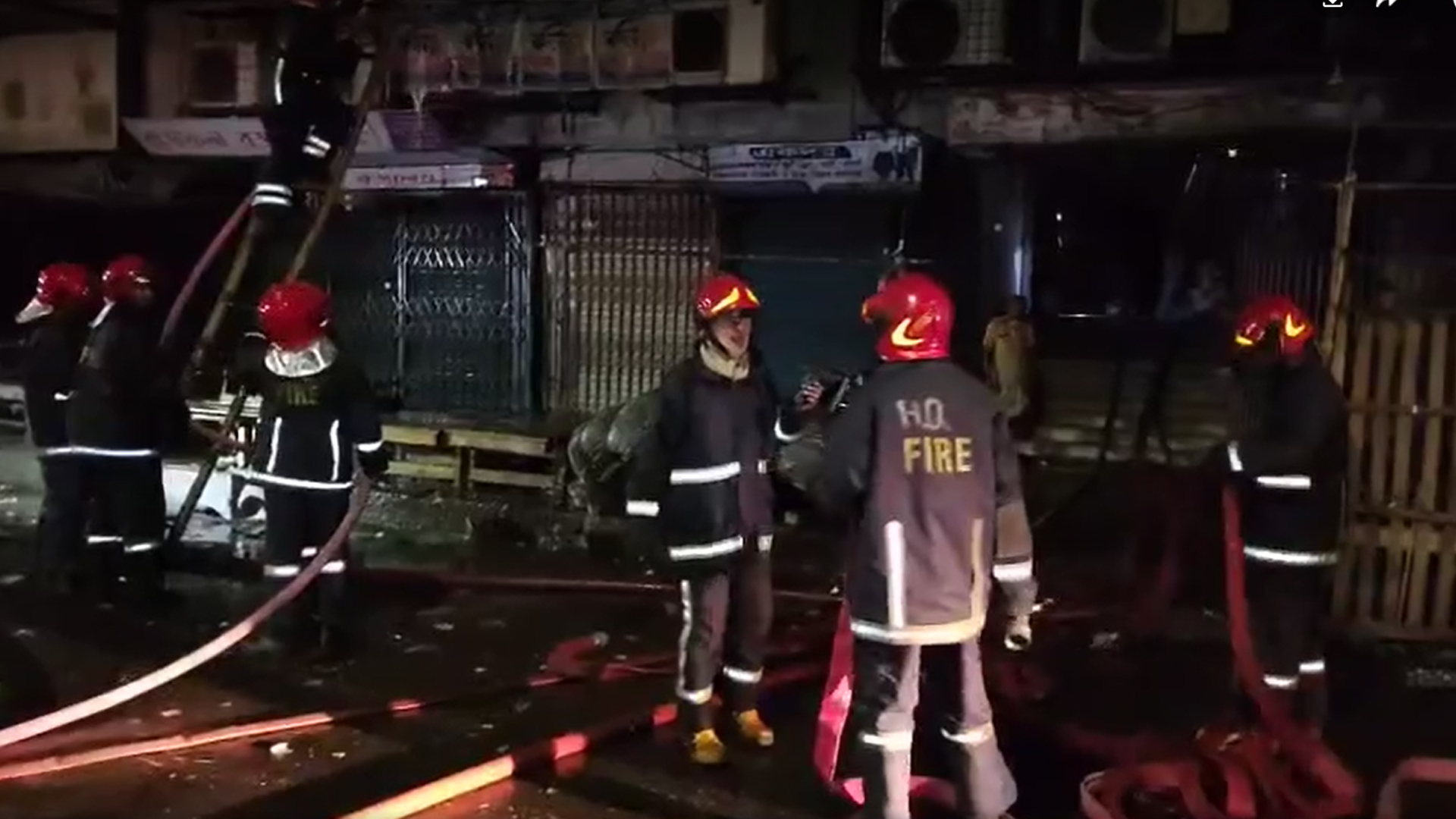 মধ্যরাতে গুলিস্তানে মার্কেটে আগুন