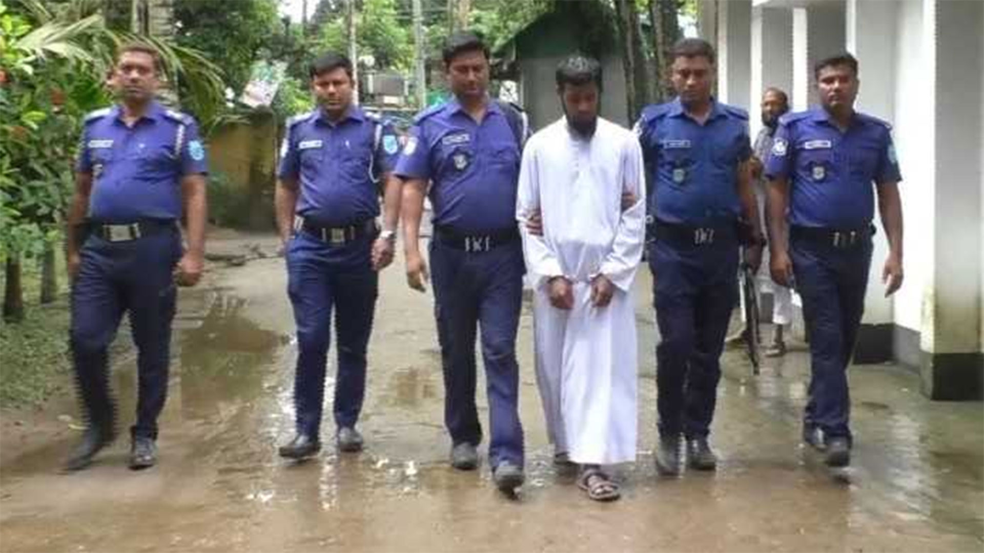 টাঙ্গাইলে ছাত্রকে বলাৎকারের অভিযোগে শিক্ষক গ্রেফতার