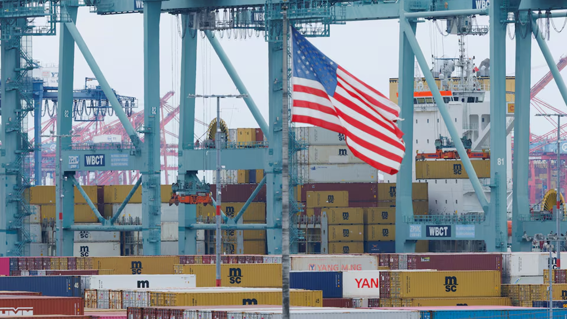 সুপ্রিম কোর্টের রায়ে তীব্র অসন্তোষ, নতুন ১০ শতাংশ শুল্কের ঘোষণা ট্রাম্পের