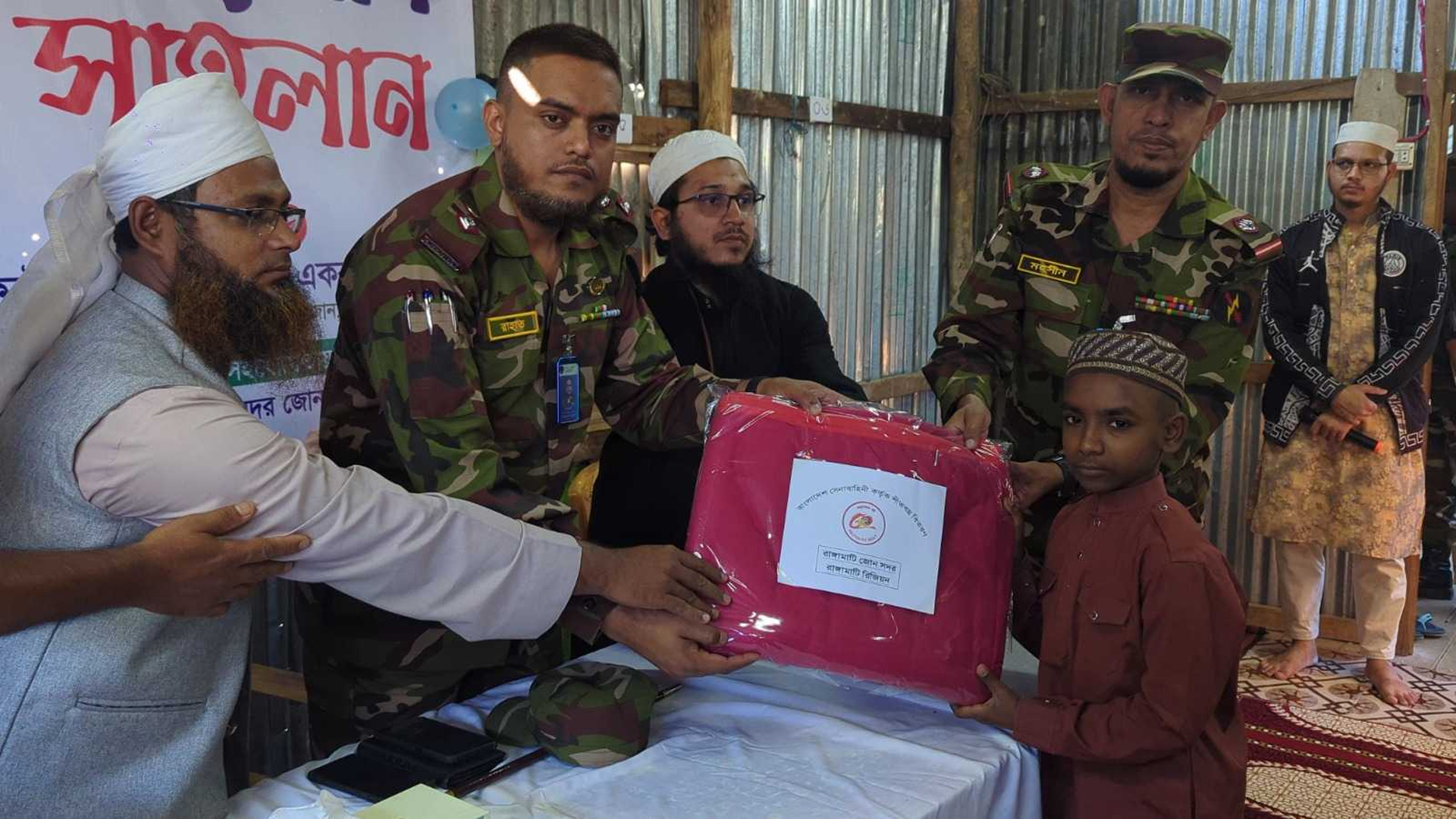 শীতের তীব্রতায় মানবিক উষ্ণতা: রাঙামাটিতে শীতবস্ত্র নিয়ে এতিম ও অসহায় শিক্ষার্থীদের পাশে দাঁড়াল সেনাবাহিনী