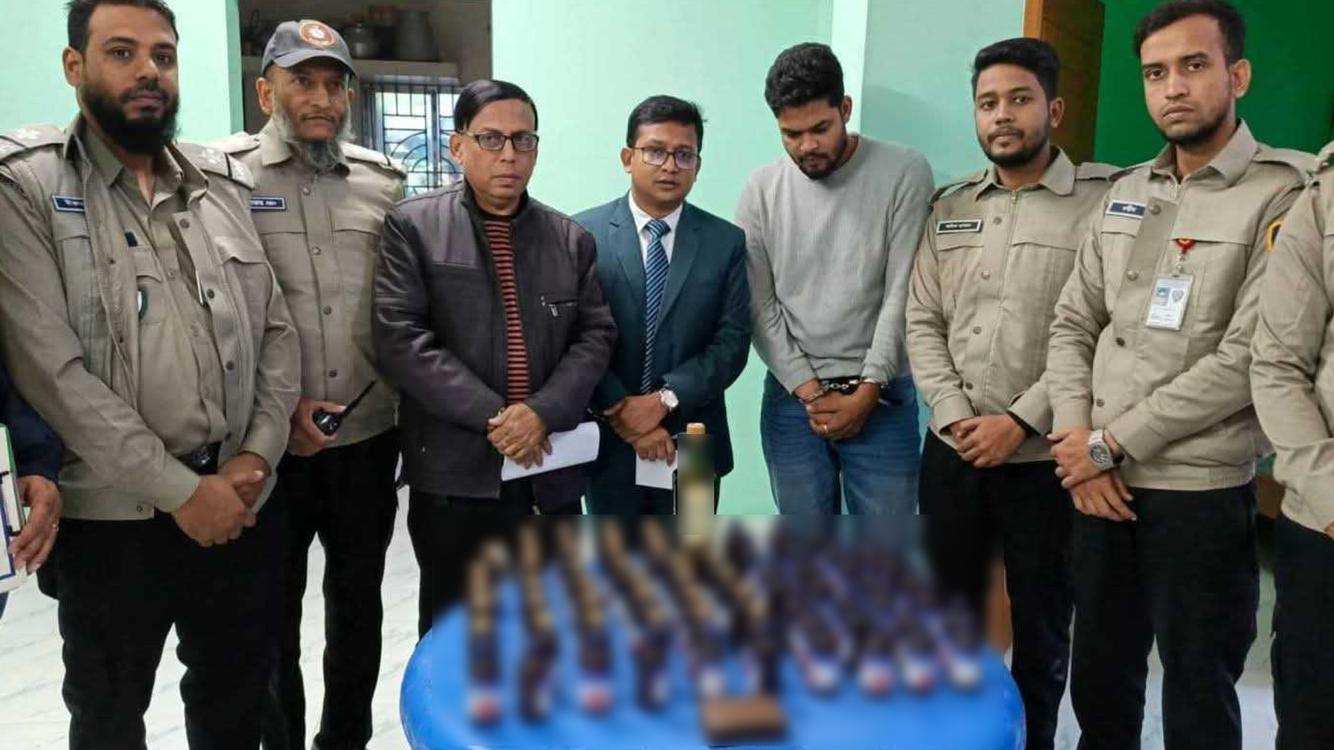 মাদারীপুরে ফেনসিডিল ও মদসহ যুবক আটক