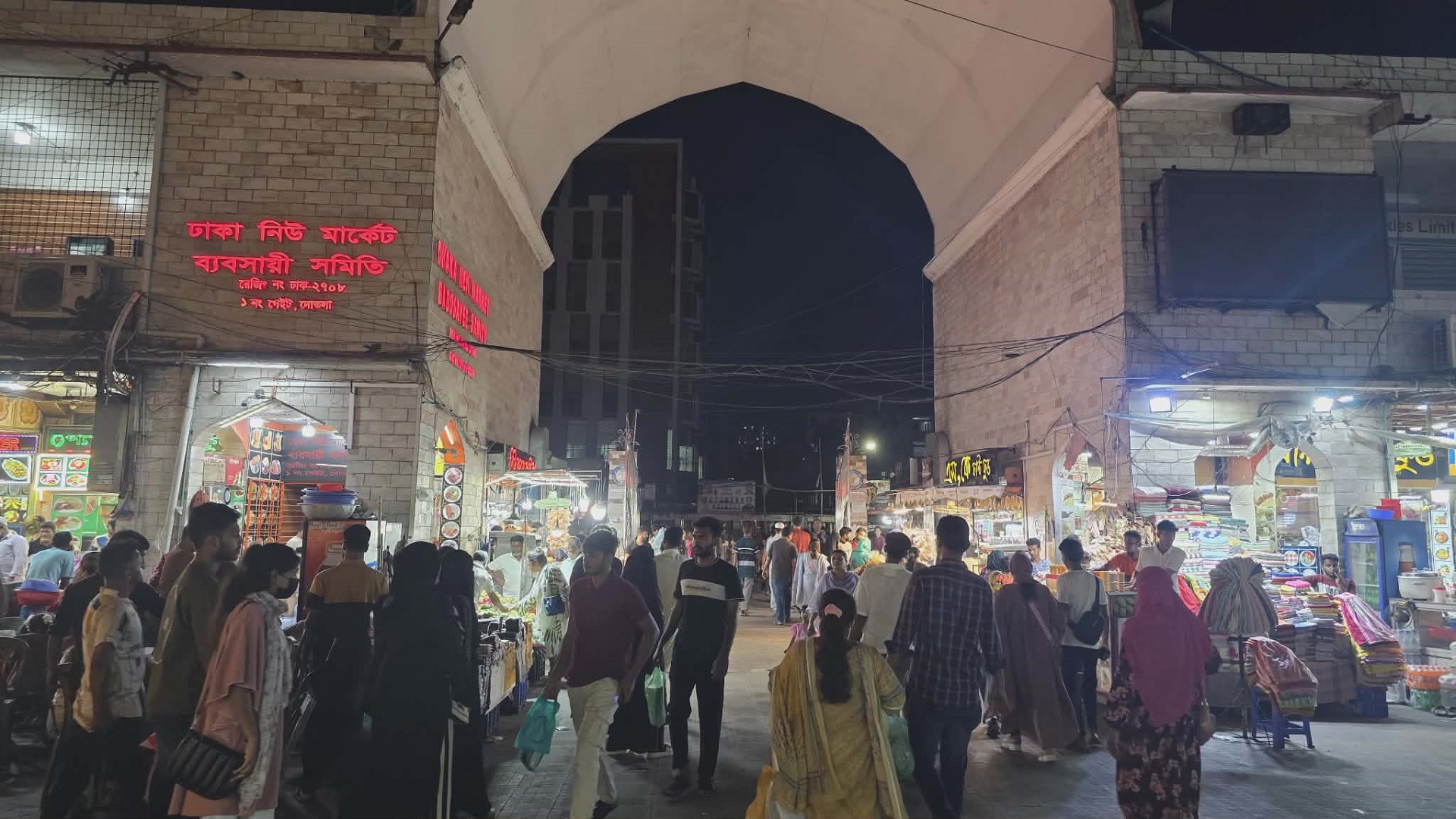 সন্ধ্যা ৬টার পরেও জমজমাট মার্কেট-শপিংমল