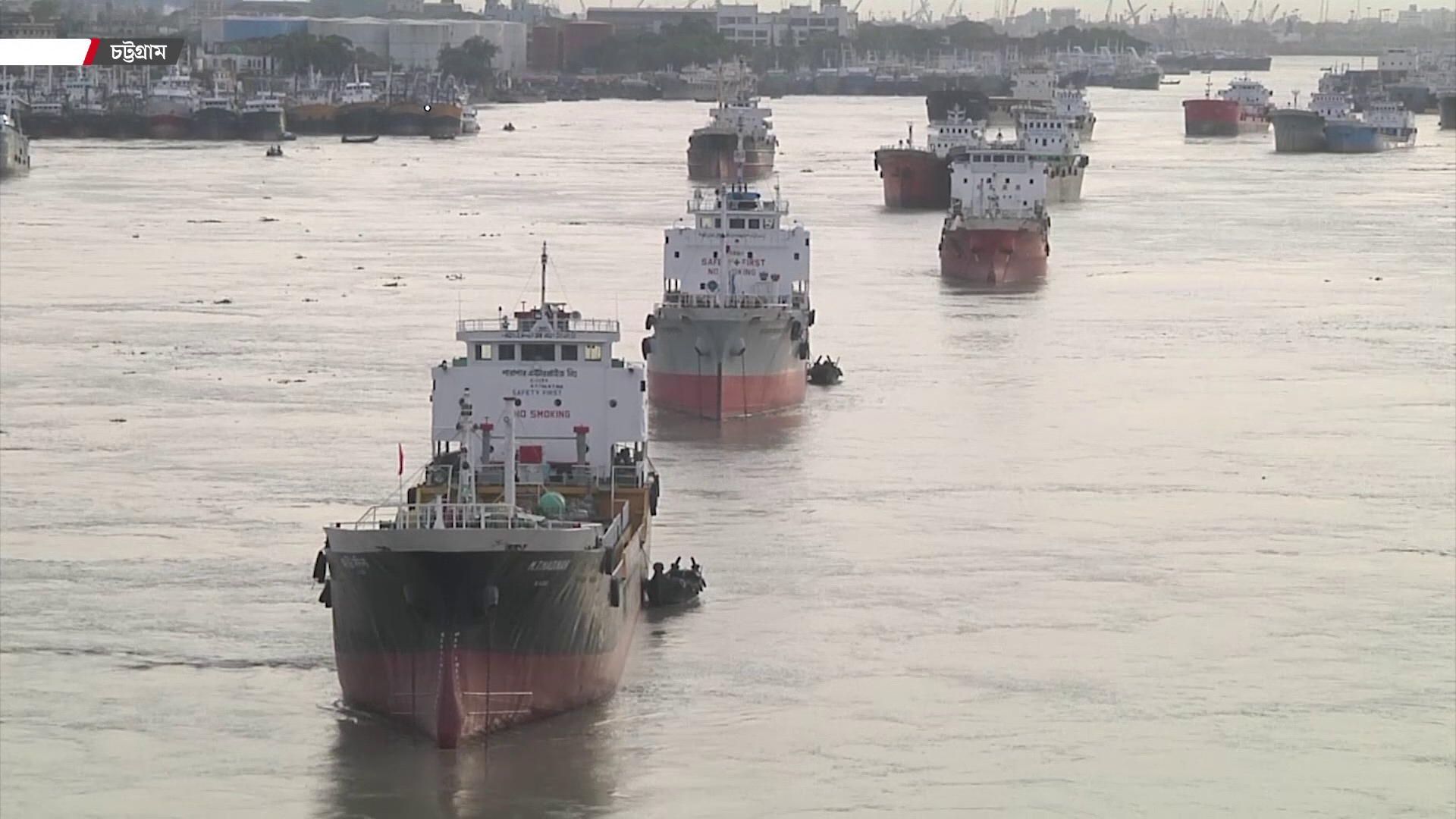 জ্বালানি সংকটে লাইটার জাহাজ অচল, চট্টগ্রাম বন্দরে খালাস ব্যাহত!