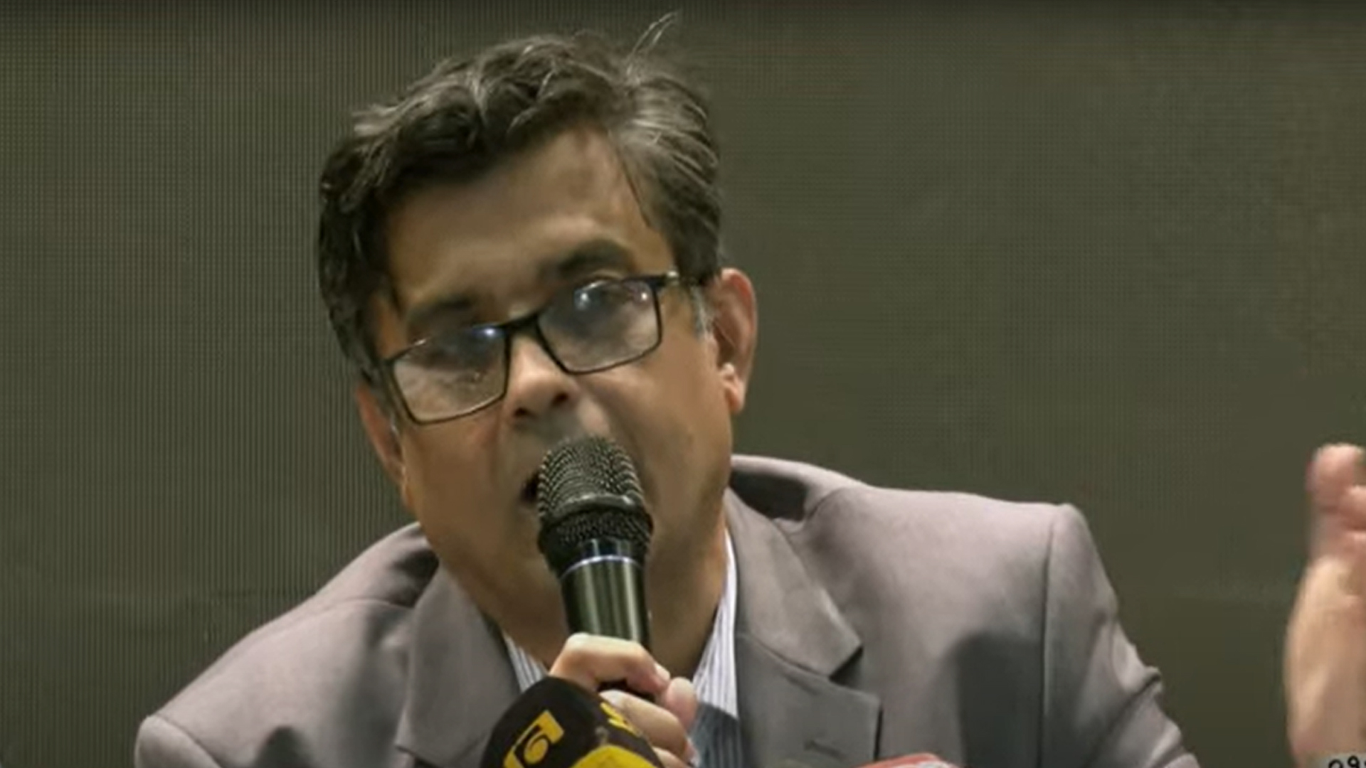 আর কোনো সশস্ত্র বাহিনীর কর্মকর্তার বিরুদ্ধে গ্রেফতারি পরোয়ানা জারির পরিকল্পনা নেই : প্রেস সচিব