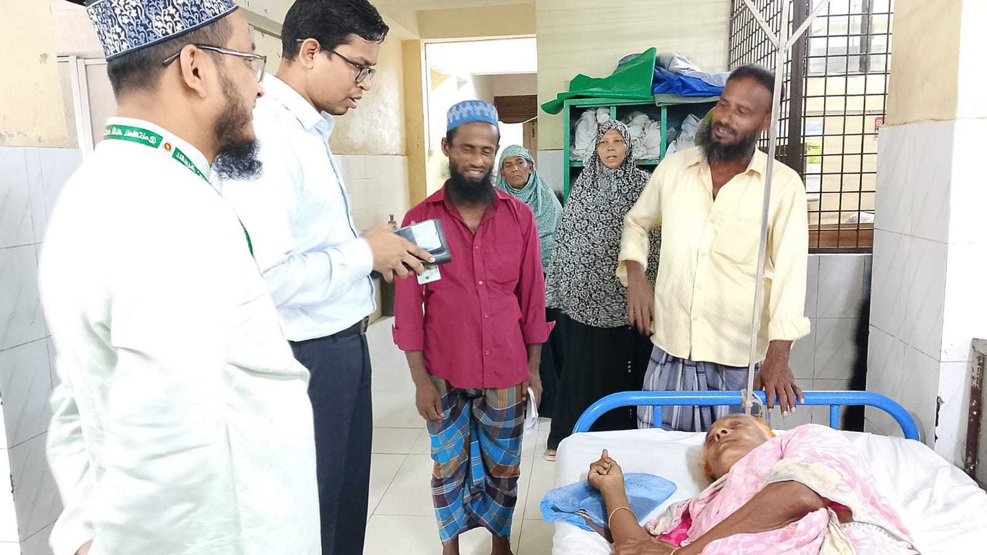 ইউএনওর সহযোগিতায় পরিবারের কাছে ফিরলেন হারিয়ে যাওয়া বৃদ্ধা