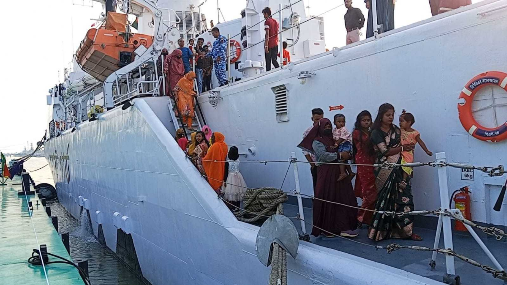 বিজয় দিবসে মোংলায় নৌবাহিনী ও কোস্টগার্ডের ৩ যুদ্ধজাহাজ উন্মুক্ত - Bangla24.Top