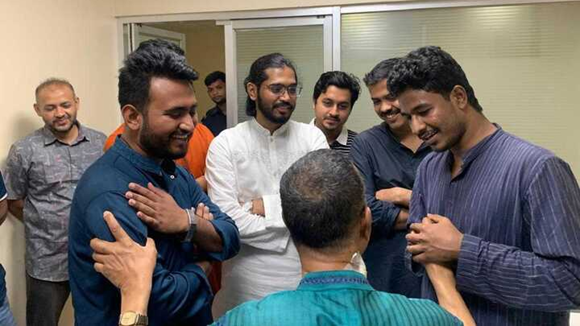 বিএনপির দুপক্ষের সংঘর্ষে আহত নেতাকে দেখতে হাসপাতালে এনসিপি নেতারা