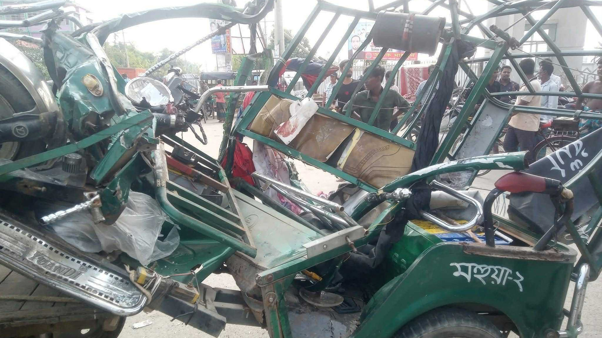 কার্ভাডভ্যানের চাপায় প্রাণ গেল অটোরিকশার ৩ যাত্রীর