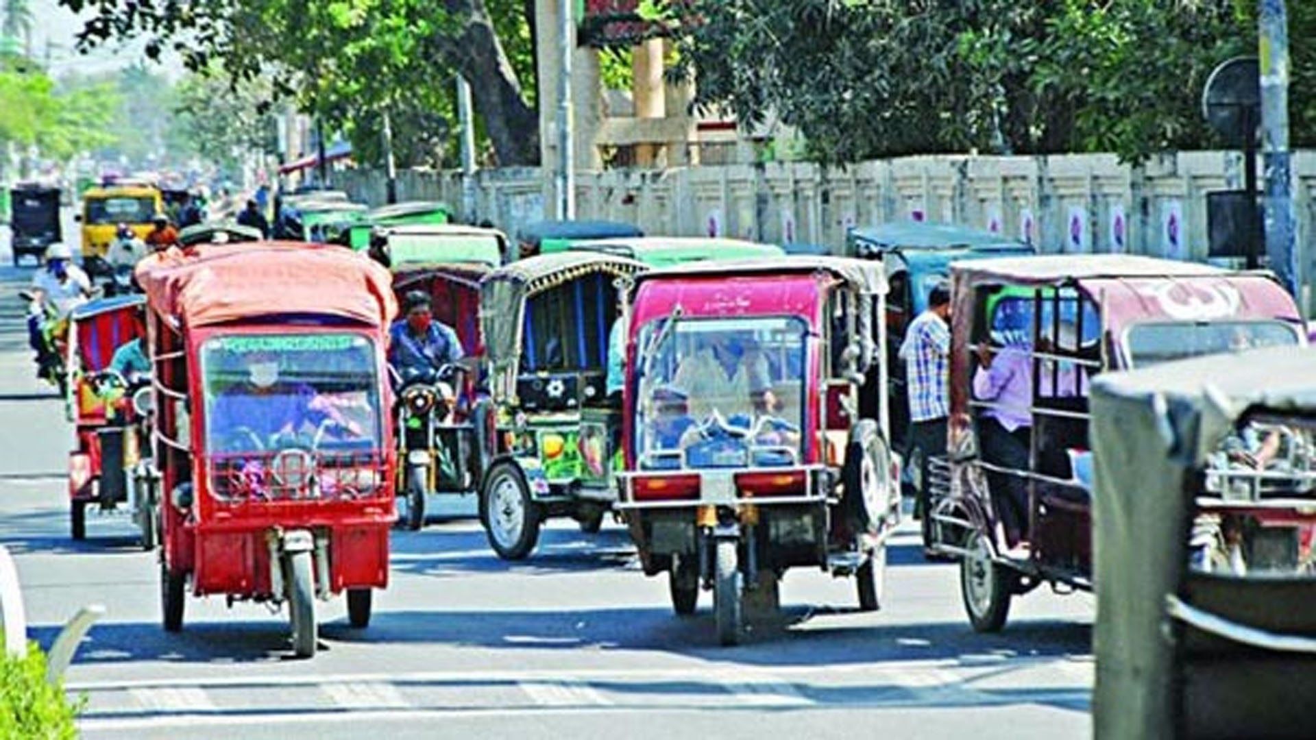 Jek porno barcha savdolar U yolgiz bir yigitning yuziga otirdi