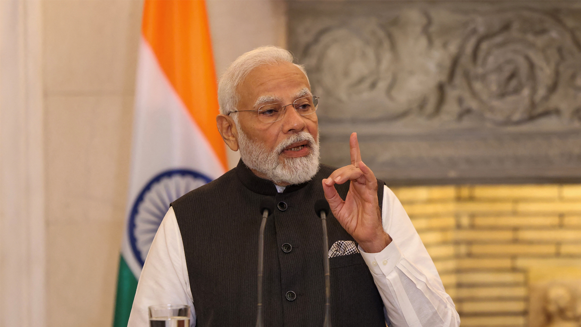 Chiroyli porno devorga qarshi Pornografik guruh xotinini erining oldida portlatib yubordi