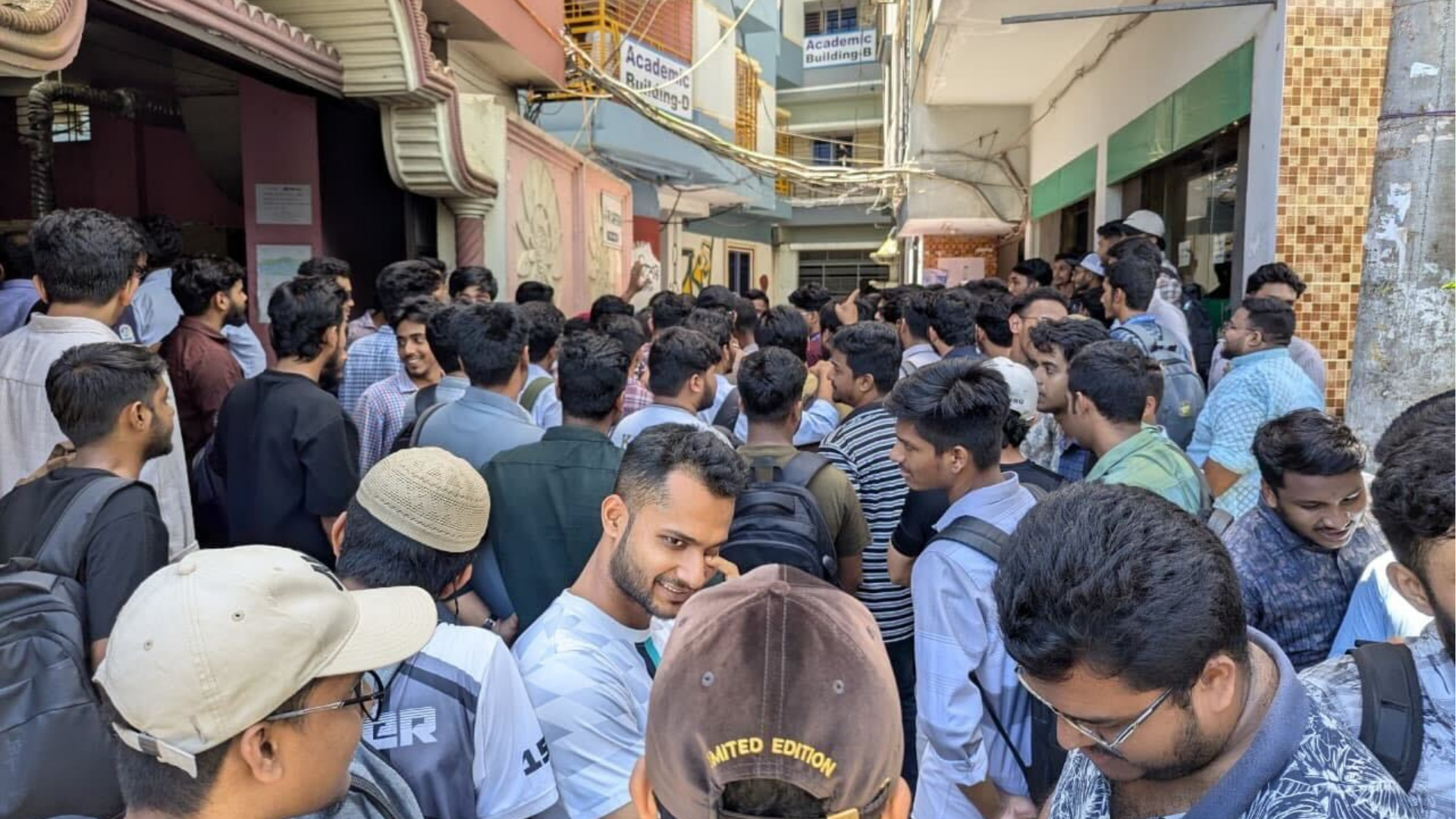 স্থায়ী ক্যাম্পাসের দাবিতে ফেনী ইউনিভার্সিটির কার্যক্রম বন্ধ ঘোষণা