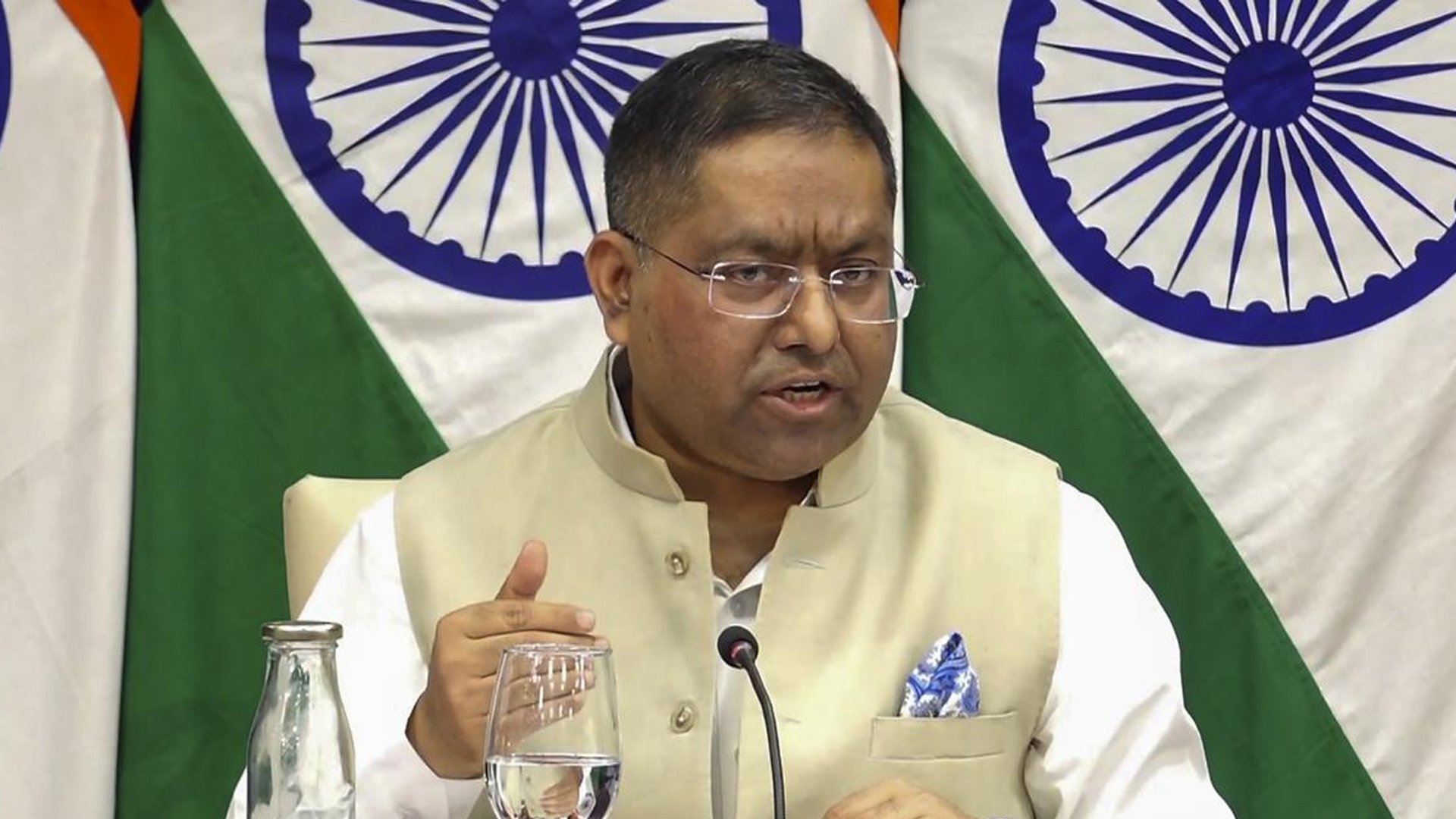 বাংলাদেশের সঙ্গে ভারতের সম্পর্ক ইতিবাচক দিকে এগোচ্ছে: রণধীর জয়সওয়াল