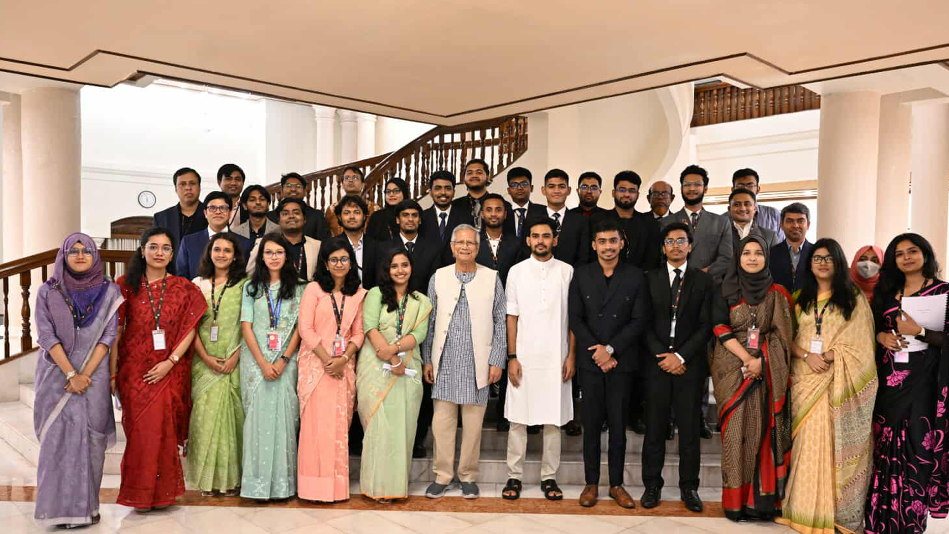 জাতীয় নীতি প্রতিযোগিতায় বিজয়ীদের সঙ্গে প্রধান উপদেষ্টার শুভেচ্ছা বিনিময়