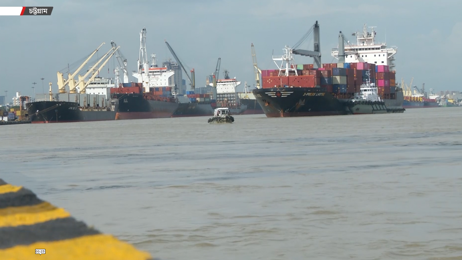 বিশ্ব অর্থনীতিতে অস্থিরতা, আমদানি-রফতানিতে গতি ধরে রেখেছে চট্টগ্রাম বন্দর