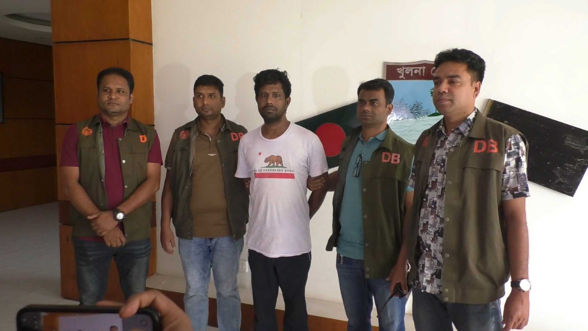 যশোরে ২০ মামলার আসামি কামরুল গ্রেফতার