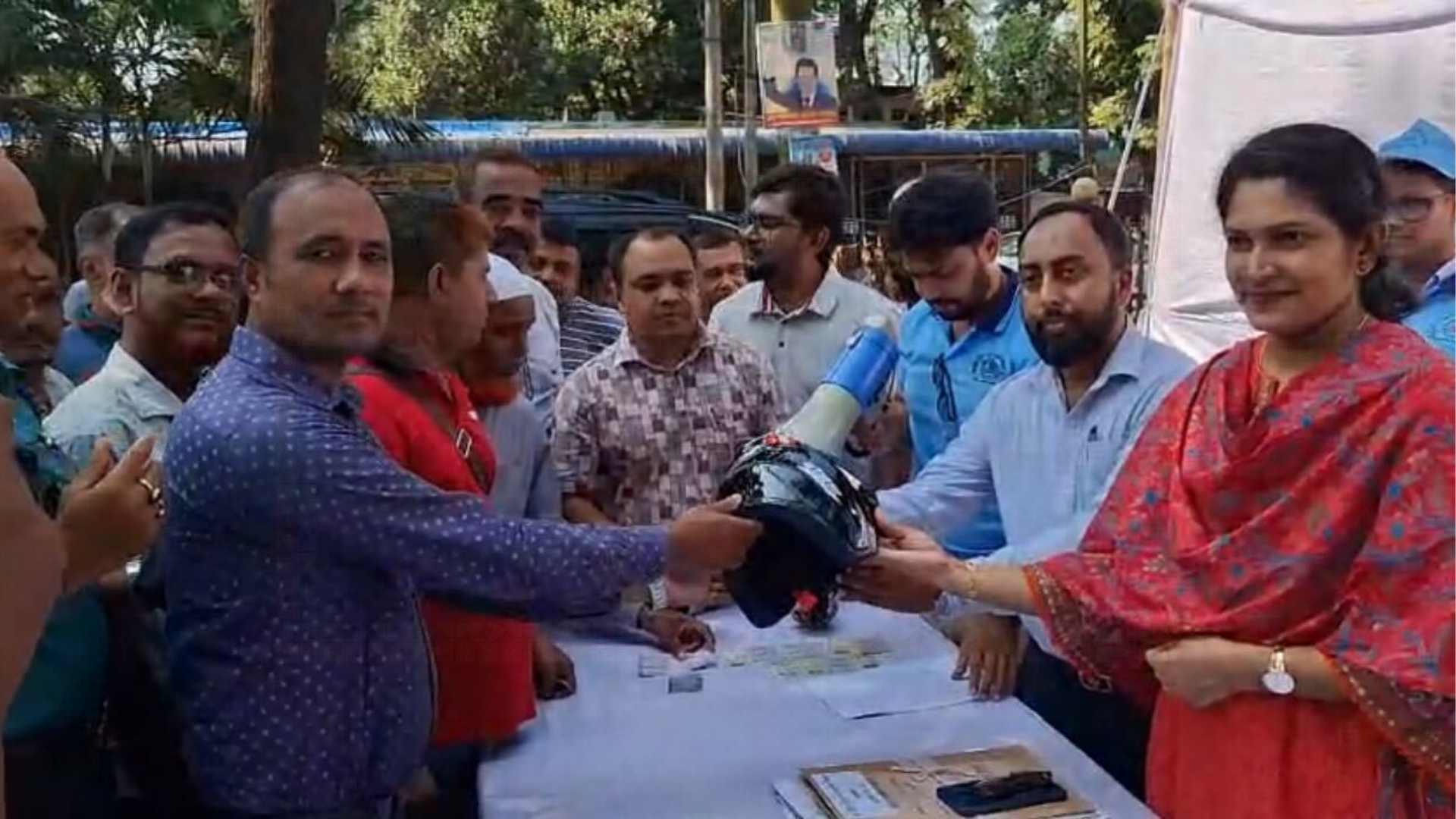 গাজীপুরে নিরাপদ সড়ক দিবসে চালকদের মাঝে হেলমেট বিতরণ