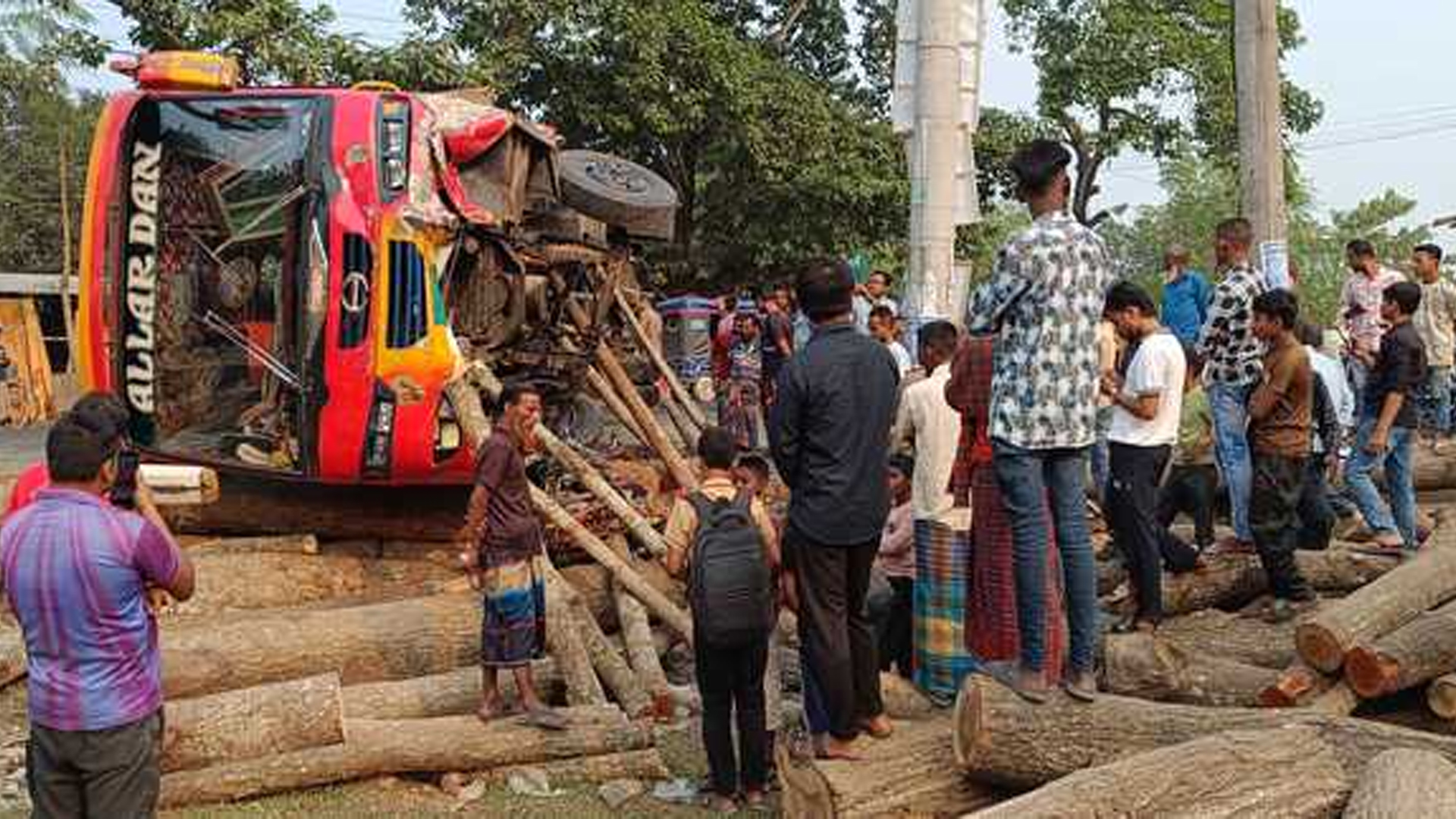 চুয়াডাঙ্গায় বাসের ধাক্কায় প্রাণ গেল ২ জনের