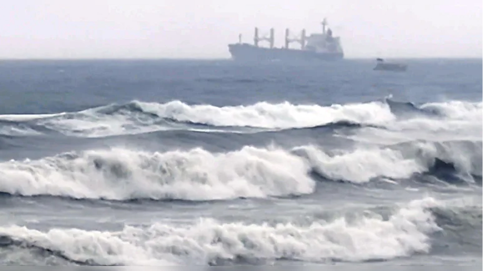 অন্ধ্রপ্রদেশ উপকূলে আঘাত হানল ঘূর্ণিঝড় মোন্থা