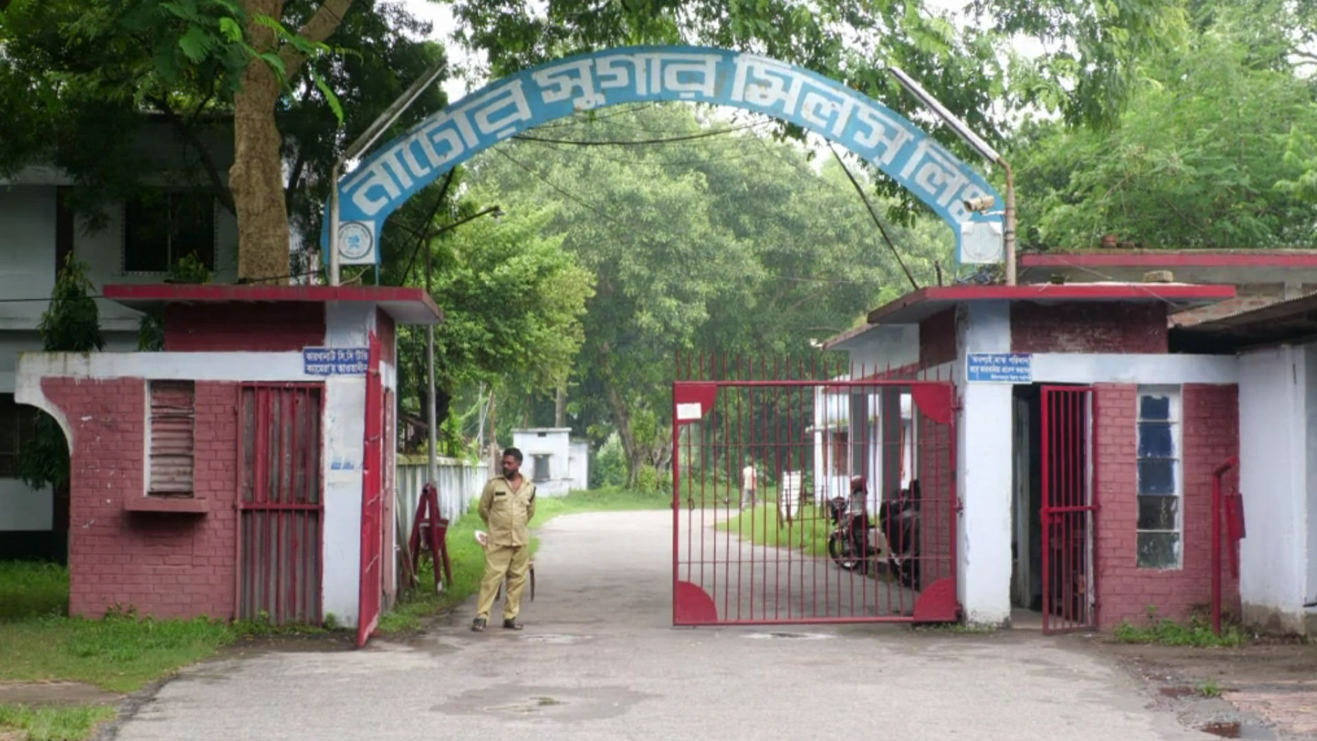 নাটোর চিনিকল: উদ্ধার হয়নি লুট হওয়া যন্ত্রাংশ, ধার করে শুরু হচ্ছে আখ মাড়াই