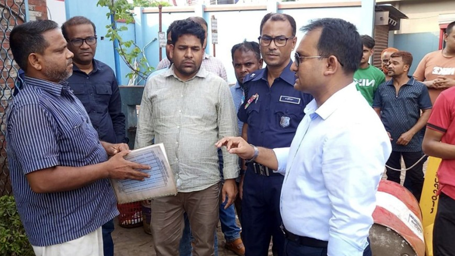 মজুত থাকতেও তেল সরবরাহ বন্ধ, যশোরে ফিলিং স্টেশনকে জরিমানা