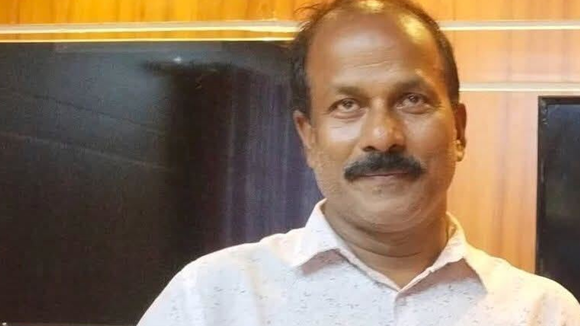 সাংবাদিকের মোবাইল ফোন ছুঁড়ে ফেলার অভিযোগে এসআই প্রত্যাহার