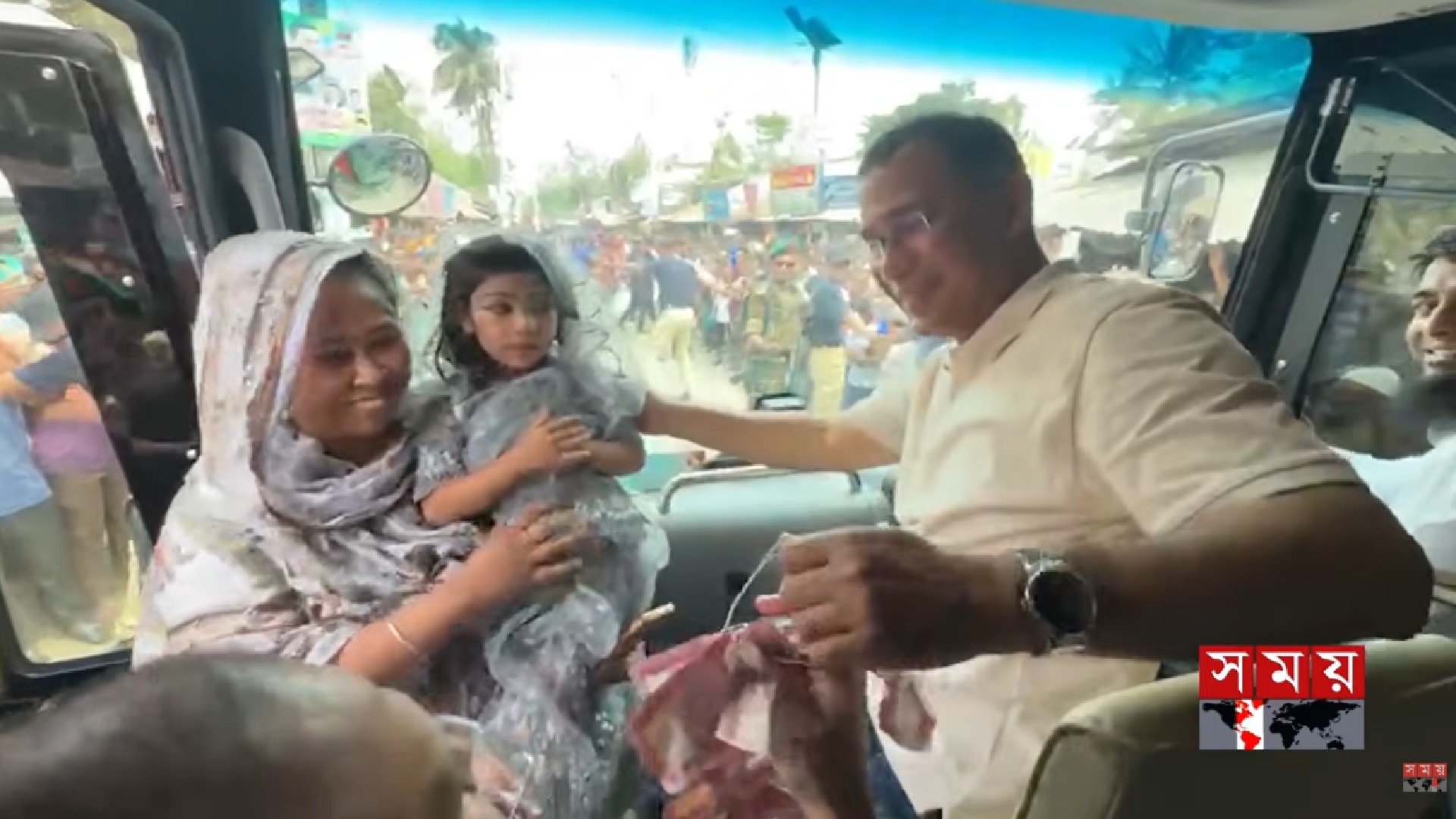 প্রধানমন্ত্রীকে টাকার মালায় বরণ করল ছোট্ট শিশু