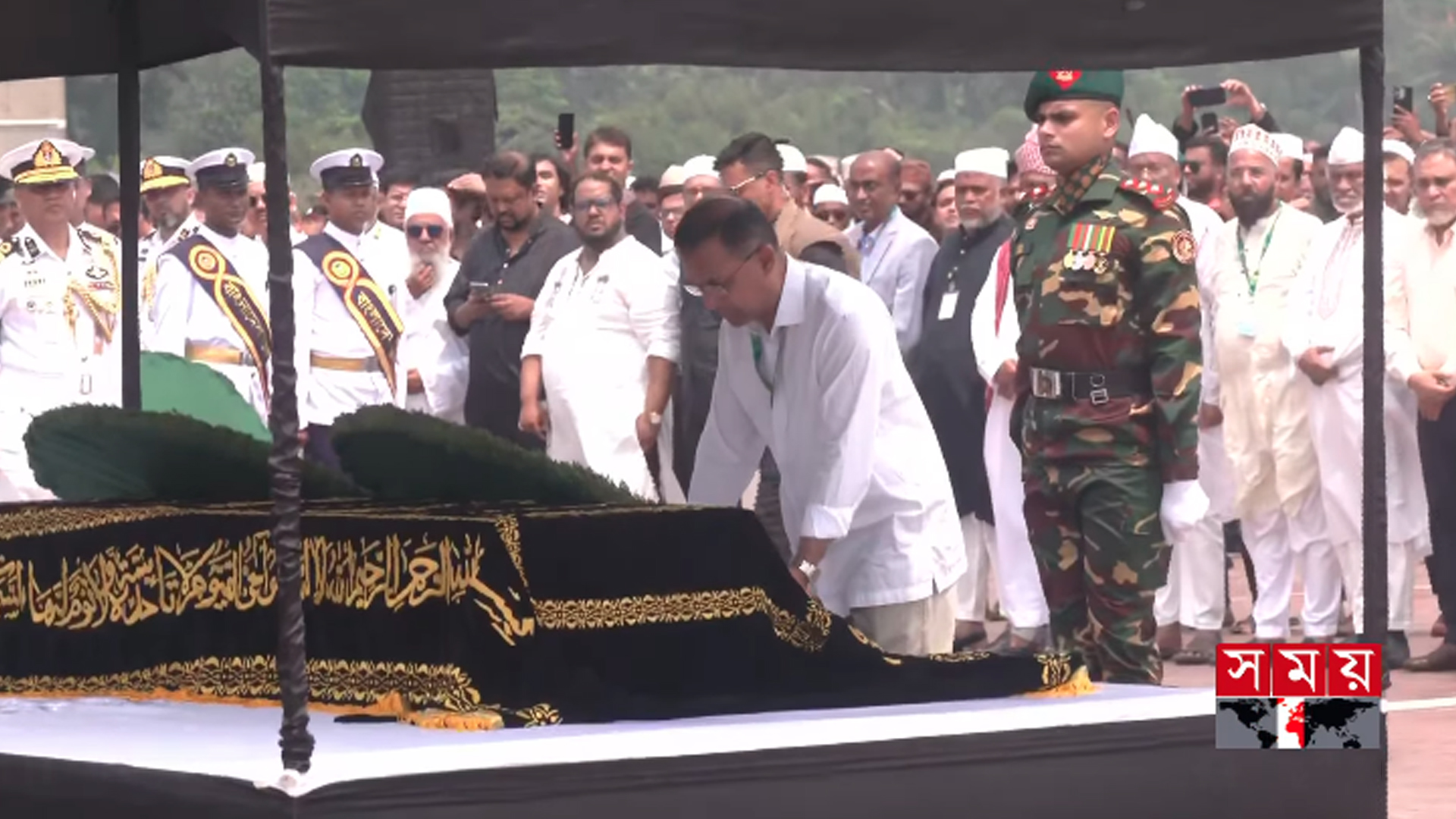 দিলারা হাফিজের জানাজা সম্পন্ন, কফিনে শ্রদ্ধা