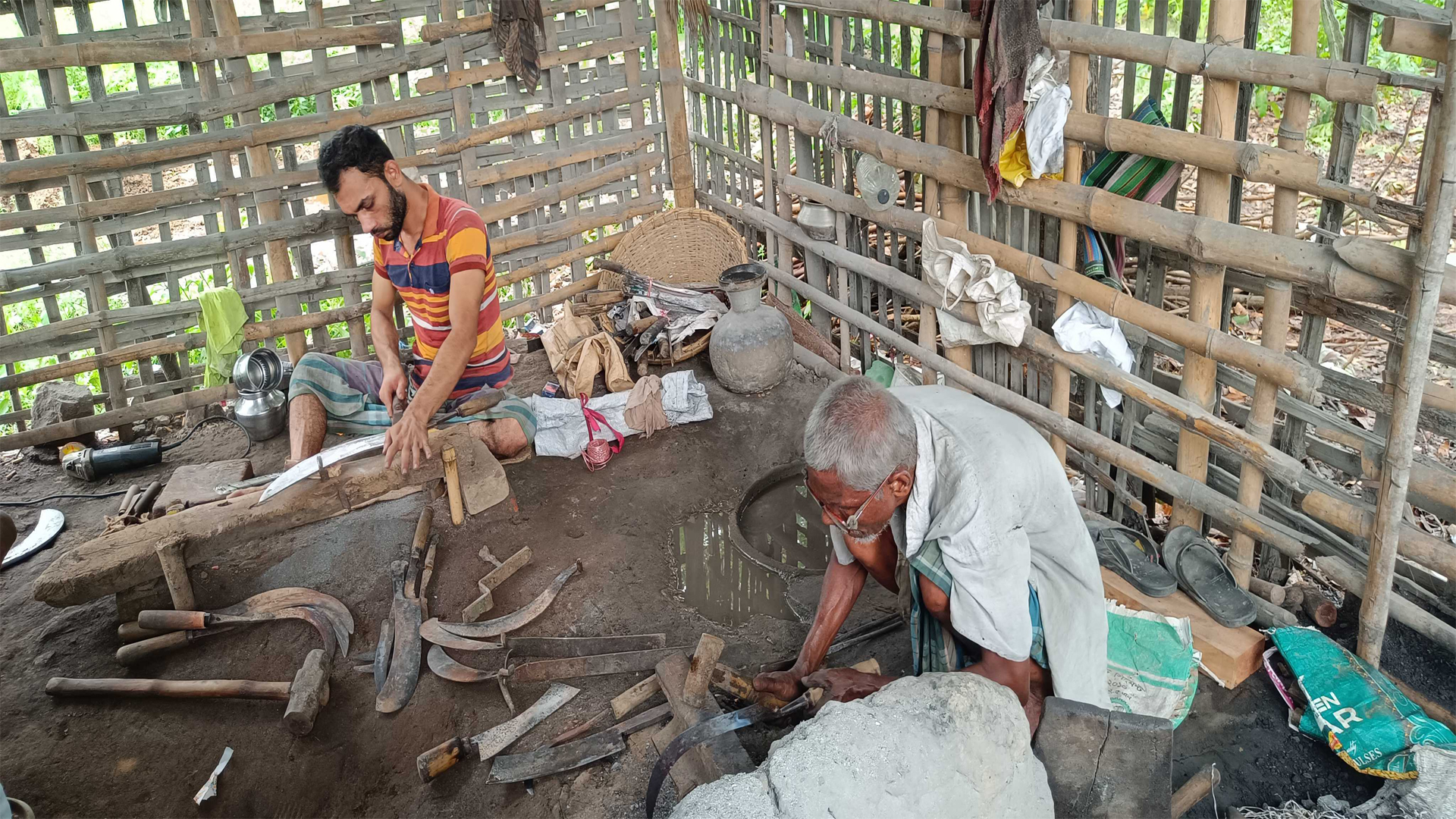 চুয়াডাঙ্গার কামারপাড়ায় ব্যস্ততা, নিচ্ছেন না নতুন অর্ডার