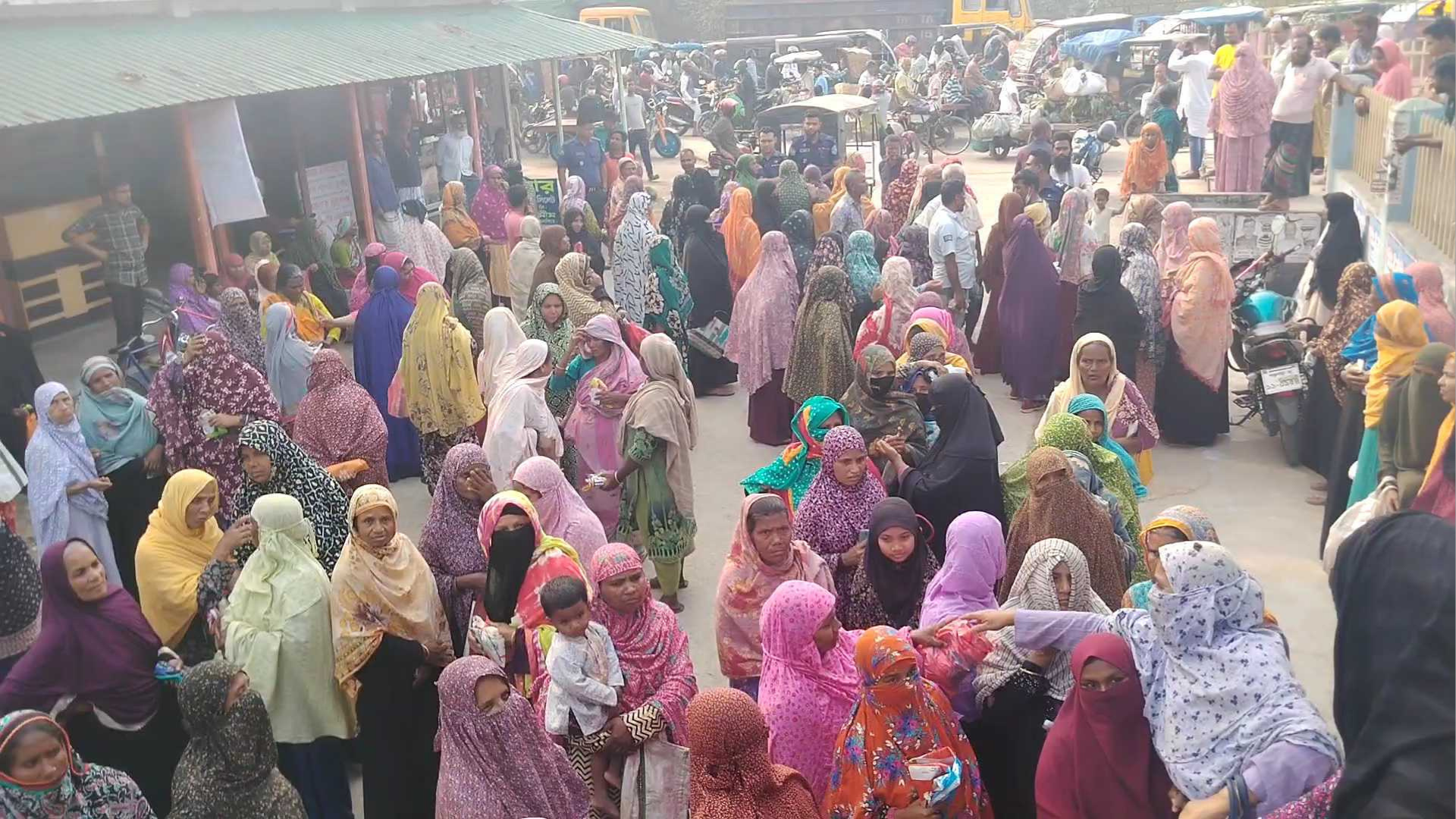 পঞ্চগড়ে ভিজিএফের চাল না পেয়ে কার্ডধারীদের বিক্ষোভ