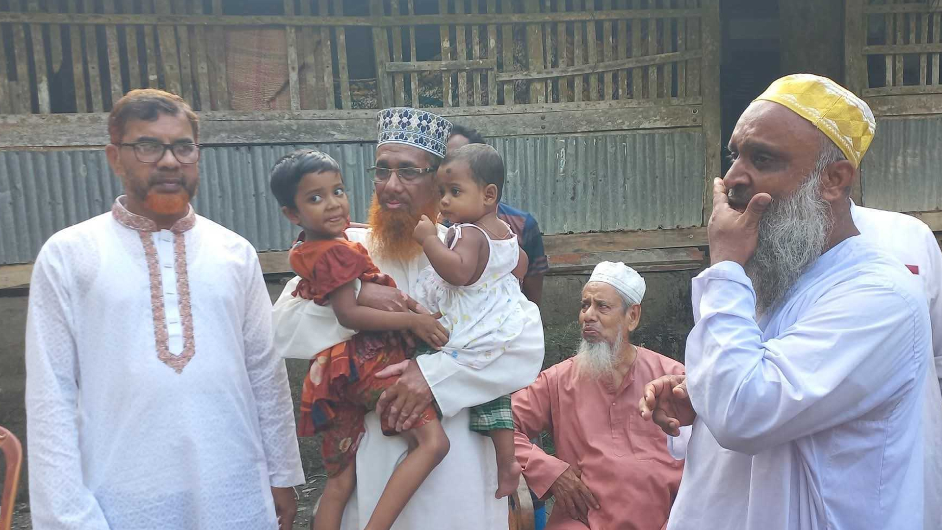বরগুনায় মা-বাবার মৃত্যু: দুই শিশুর দায়িত্ব নিলেন জেলা জামায়াত আমির