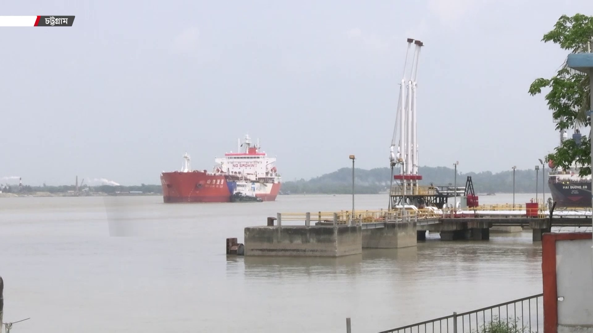 ৫১ হাজার টন অকটেন-ফার্নেস অয়েল নিয়ে চট্টগ্রাম বন্দরের বহির্নোঙরে  দুই জাহাজ