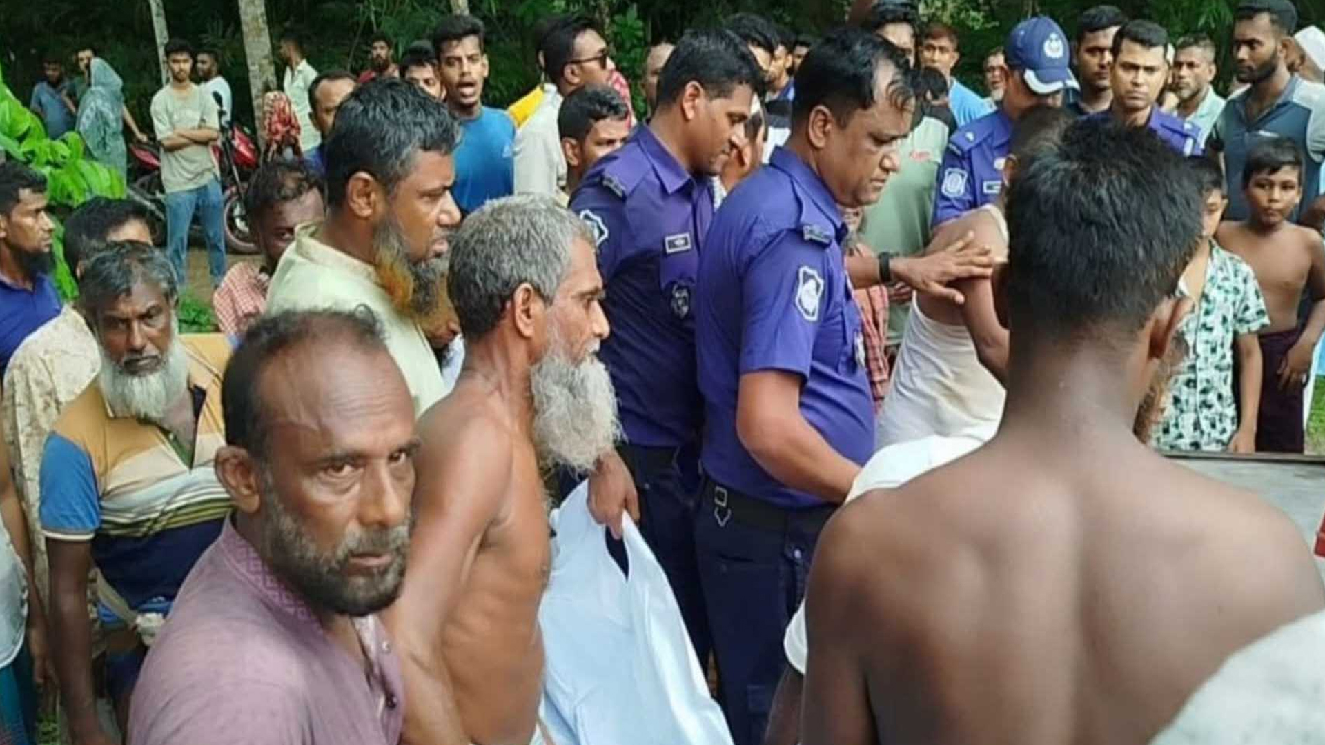 দুমকিতে ইউপি সদস্যের ঝুলন্ত মরদেহ, চিরকুটে লিখা পাওনাদারদের নাম
