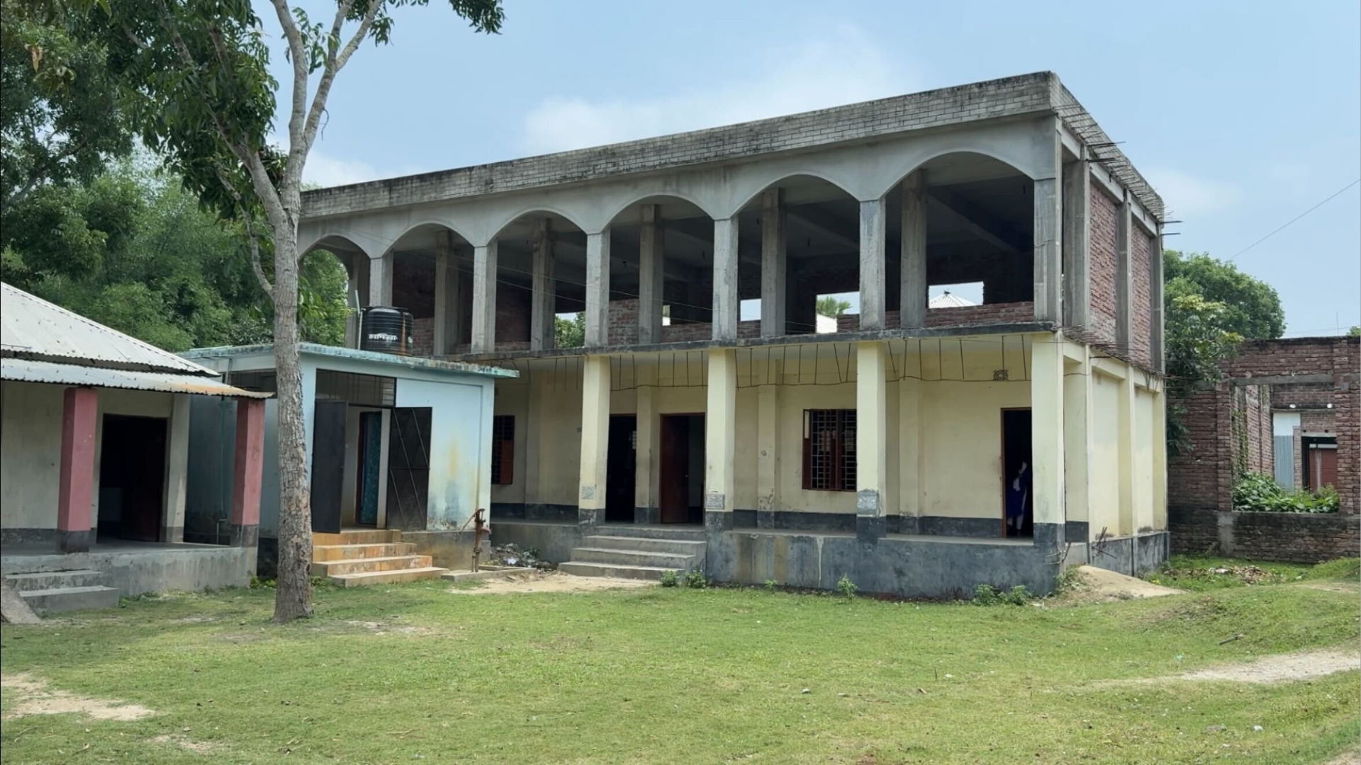 ৩৭ লাখ টাকায় উচ্চ বিদ্যালয়ে দোতলা ভবন নির্মাণ, নেই ওঠার সিঁড়ি