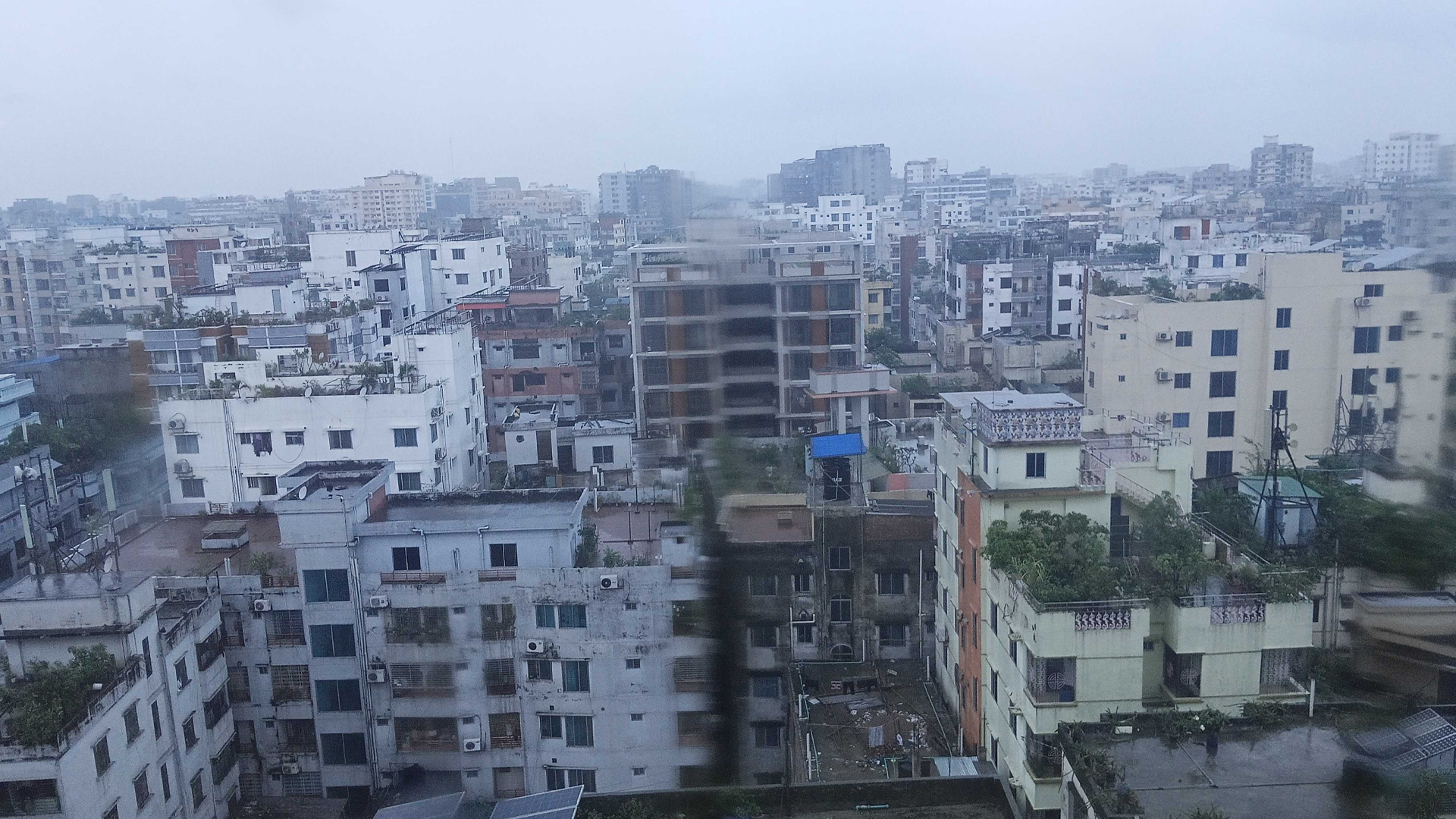 ভোর থেকেই বৃষ্টি, দুপুর পর্যন্ত কেমন থাকবে ঢাকার আবহাওয়া?