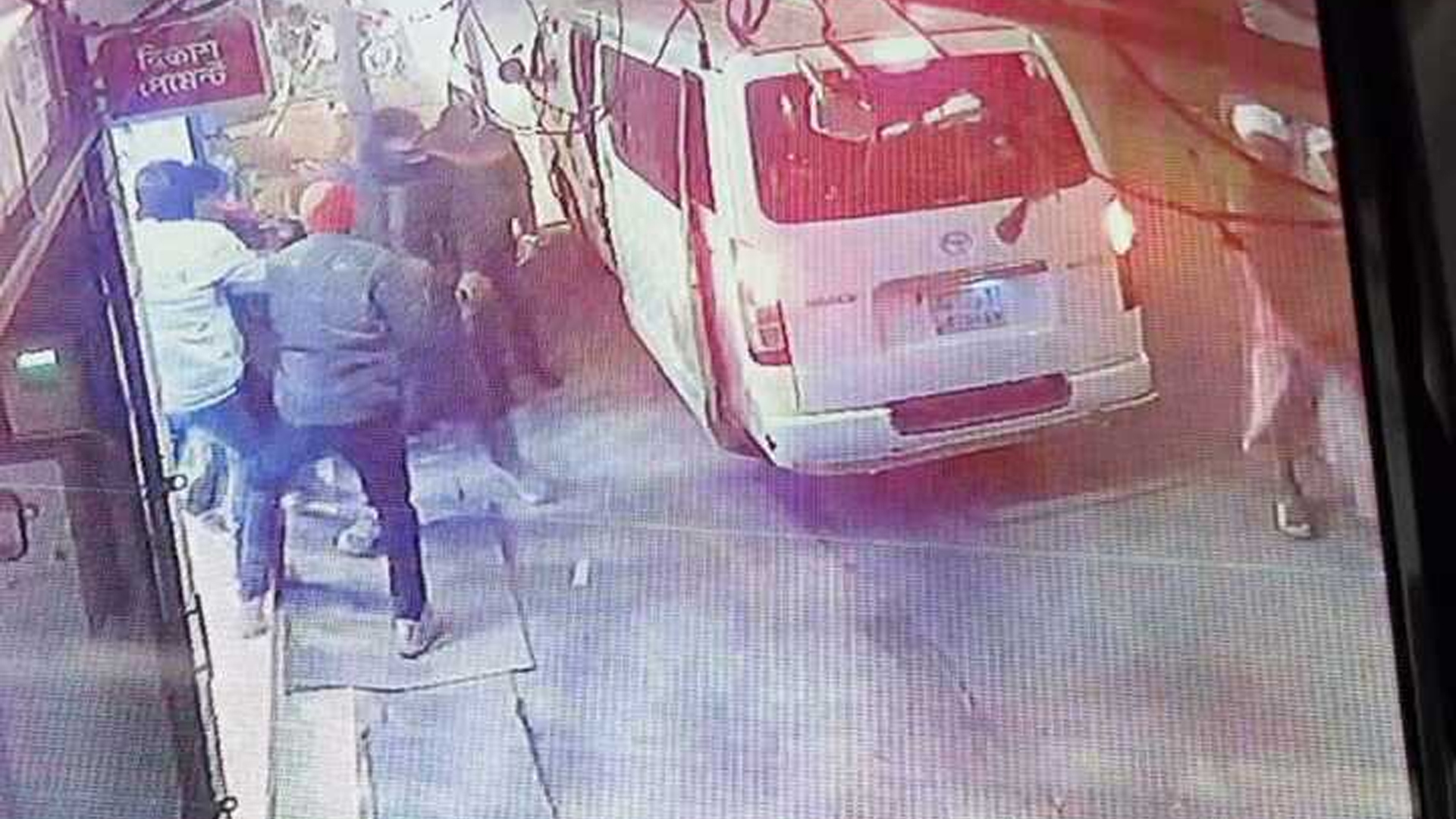 অস্ত্রের মুখে ব্যবসায়ীকে অপহরণ, সিসিটিভি ফুটেজে যা দেখা গেল