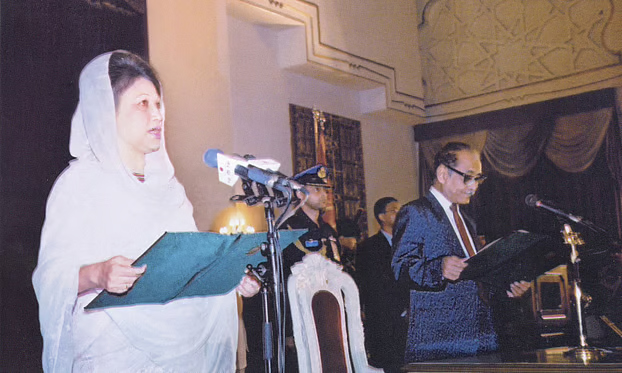  ২০০১ সালে নির্বাচনে জয়ের পর তৃতীয়বার প্রধানমন্ত্রী হিসেবে শপথ নেন খালেদা জিয়া।