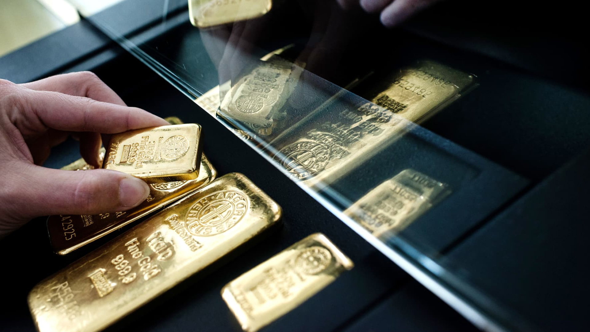 বিশ্ববাজারে স্বর্ণের দামে বড় পতন, কমতে পারে দেশেও?