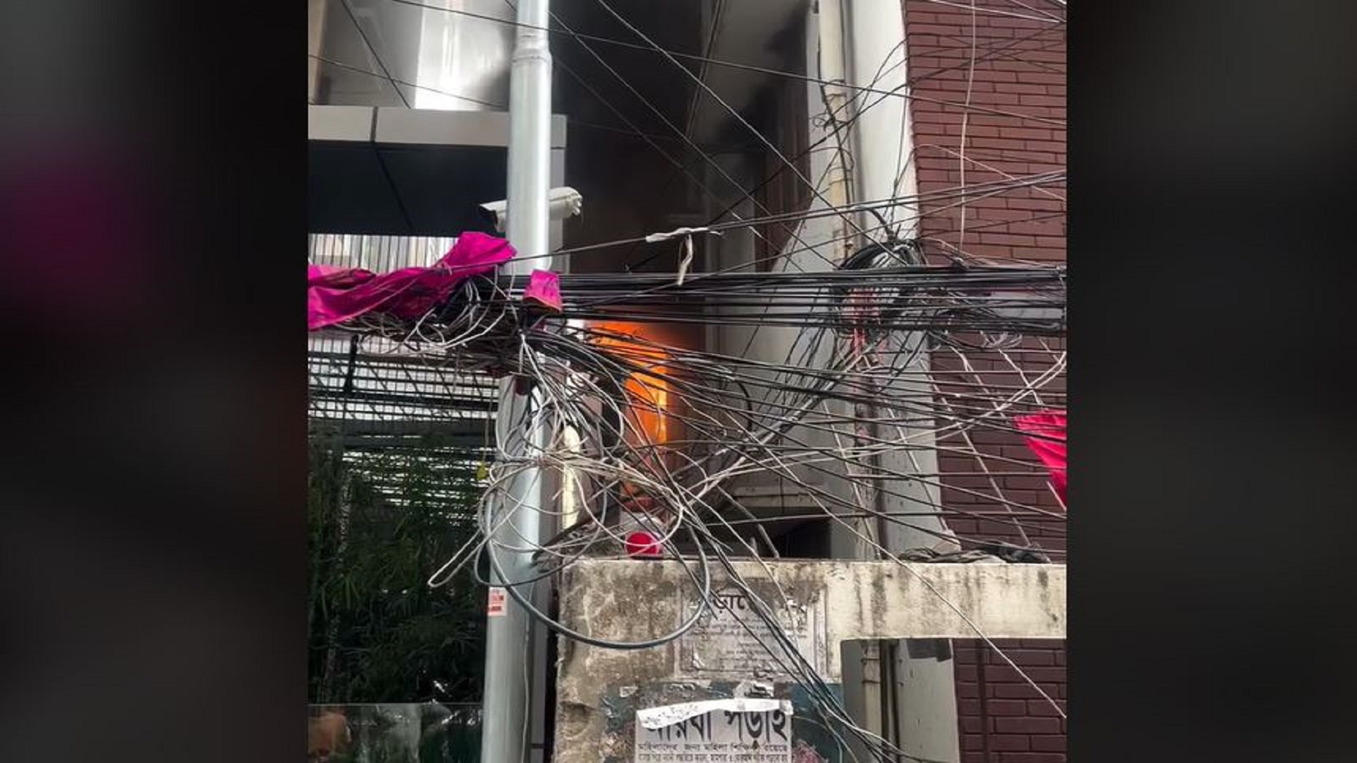 এলিফ্যান্ট রোডে আবাসিক ভবনে আগুন