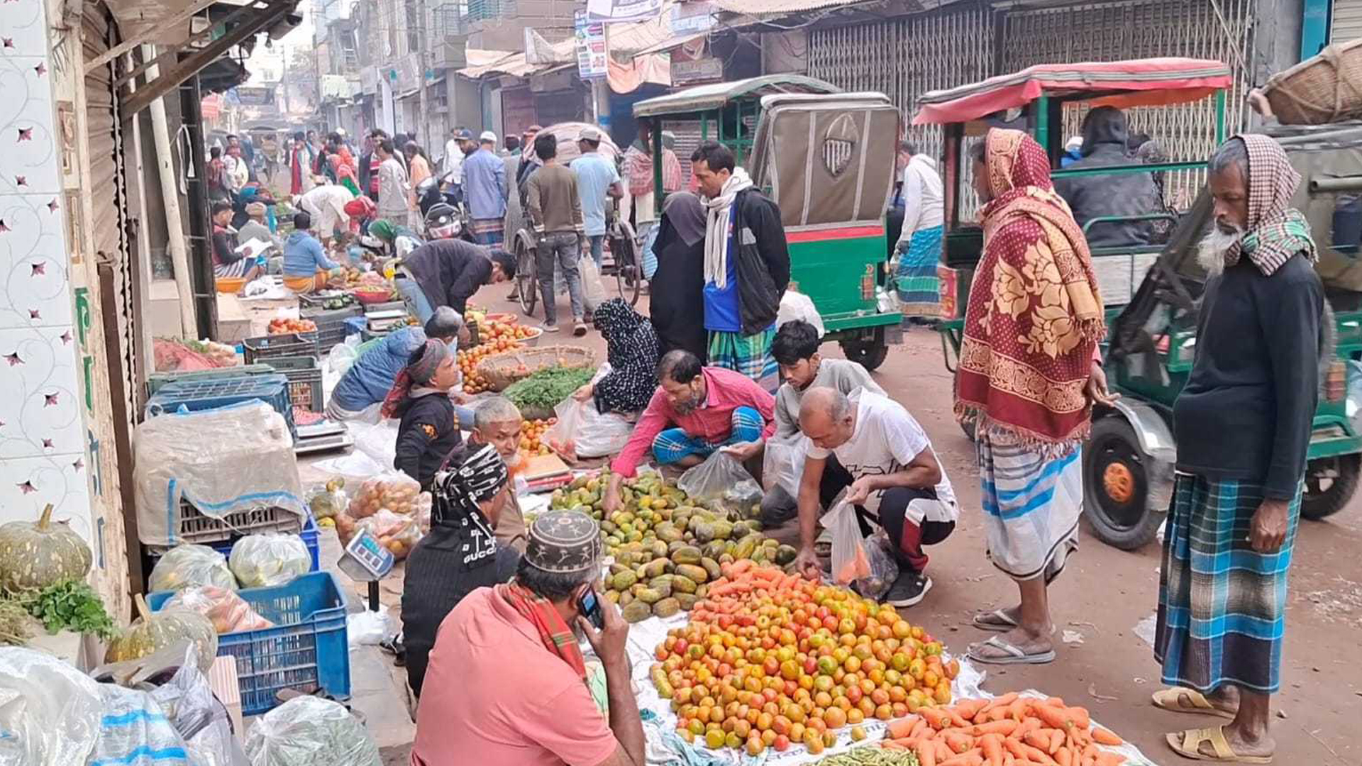 রমজান শুরুতেই মুন্সীগঞ্জে ঊর্ধ্বমুখী সবজির বাজার, ক্রেতাদের ভোগাচ্ছে লেবুর দাম