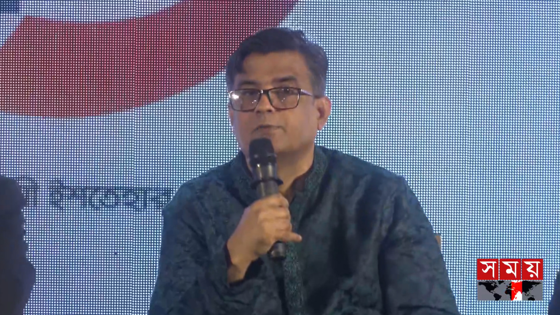 হোটেল ইন্টারকন্টিনেন্টালে নির্বাচনী ইশতেহারে প্রযুক্তির ব্যবহার শীর্ষক সেমিনারে বক্তব্য দিচ্ছেন প্রধান উপদেষ্টার প্রেস সচিব শফিকুল আলম। ছবি: সময় সংবাদ