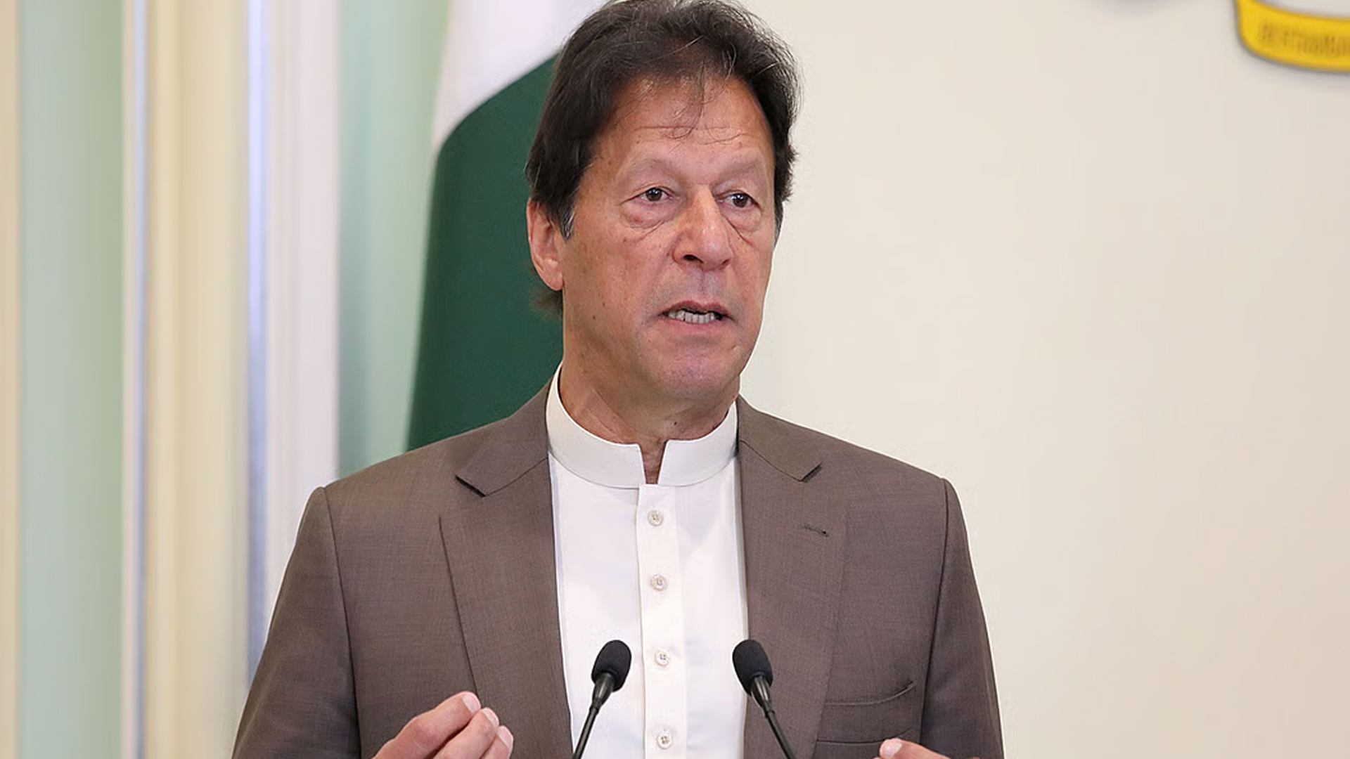 ইমরানের চিকিৎসার দাবিতে পাকিস্তানের প্রধানমন্ত্রীকে চ্যাপেল-গাভাস্কারদের চিঠি