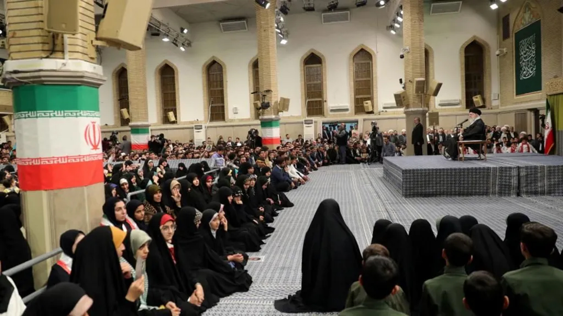 শনিবার যুক্তরাষ্ট্র ও ইসরাইলকে আরও একবার হুঁশিয়ারি দেন ইরানের সর্বোচ্চ নেতা আয়াতুল্লাহ আলি খামেনি। ছবি: রয়টার্স