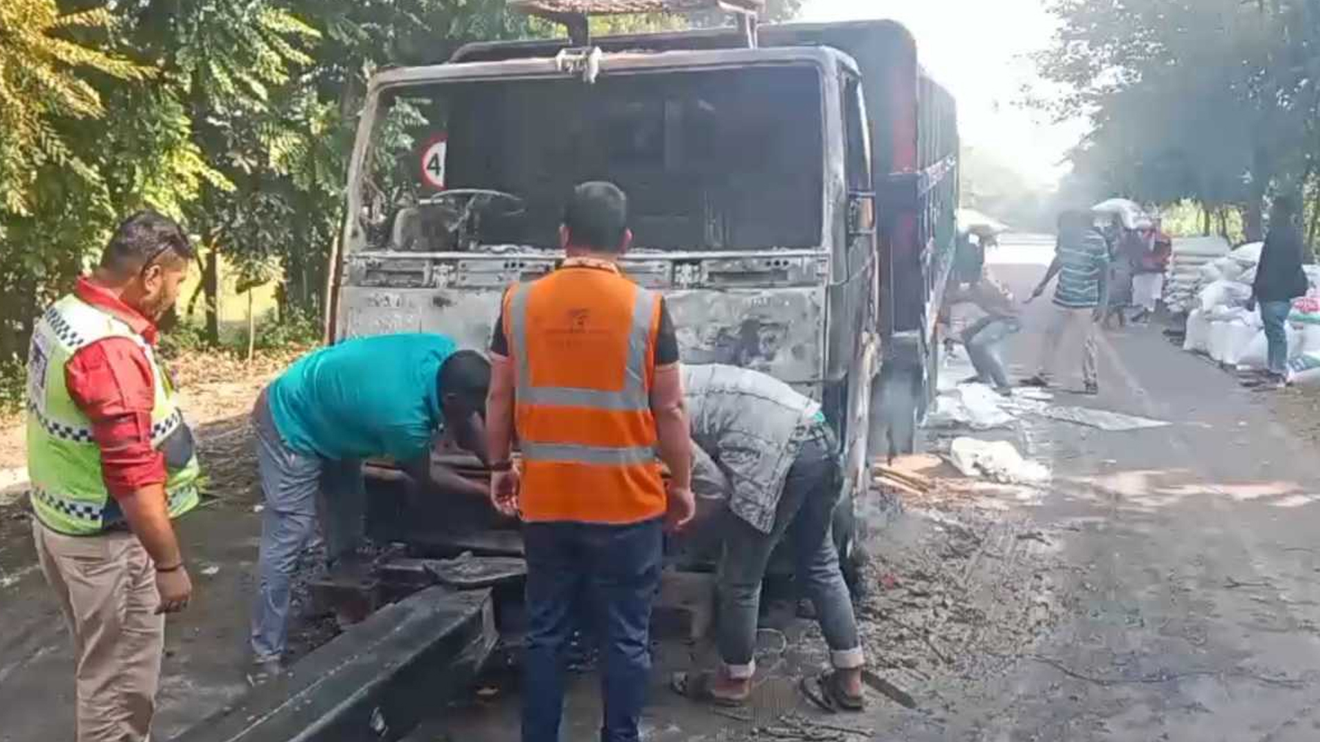 মাদারীপুরে ট্রাকে আগুন দিলো দুর্বৃত্তরা, পুলিশের গাড়ি ভাঙচুর