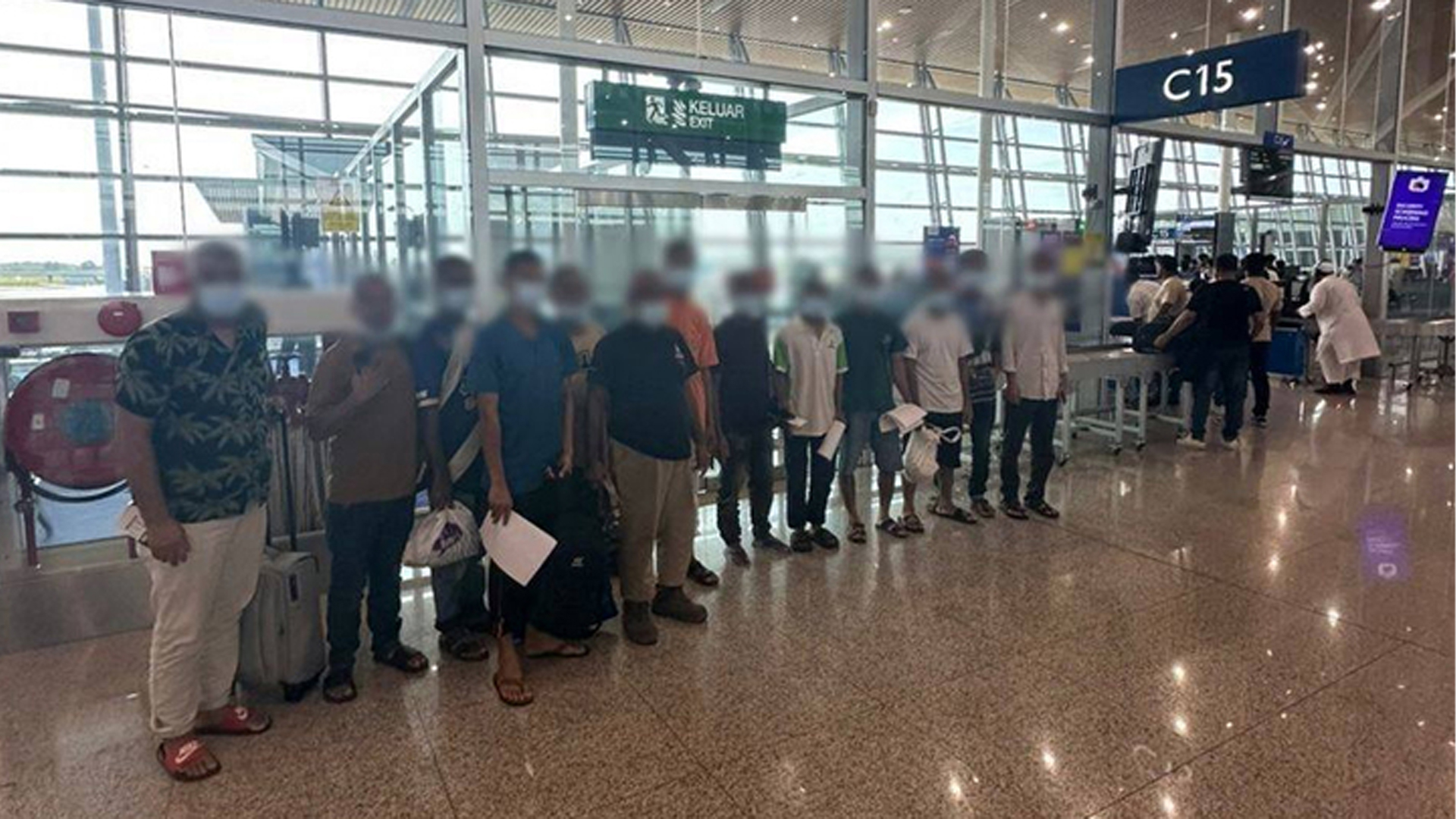 বাংলাদেশিসহ ৬০ অভিবাসীকে ফেরত পাঠাল মালয়েশিয়া